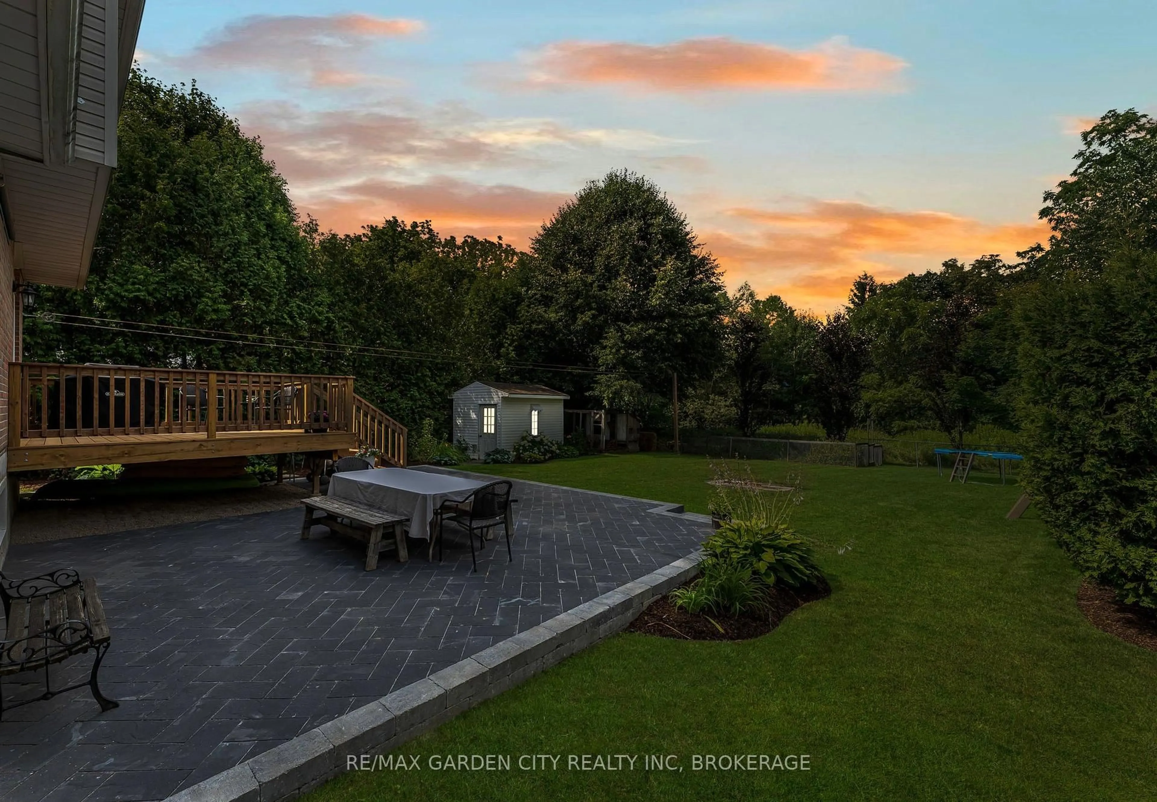 A pic from outside/outdoor area/front of a property/back of a property/a pic from drone, unknown for 672 Irwin Cres, Newmarket Ontario L3Y 5A2