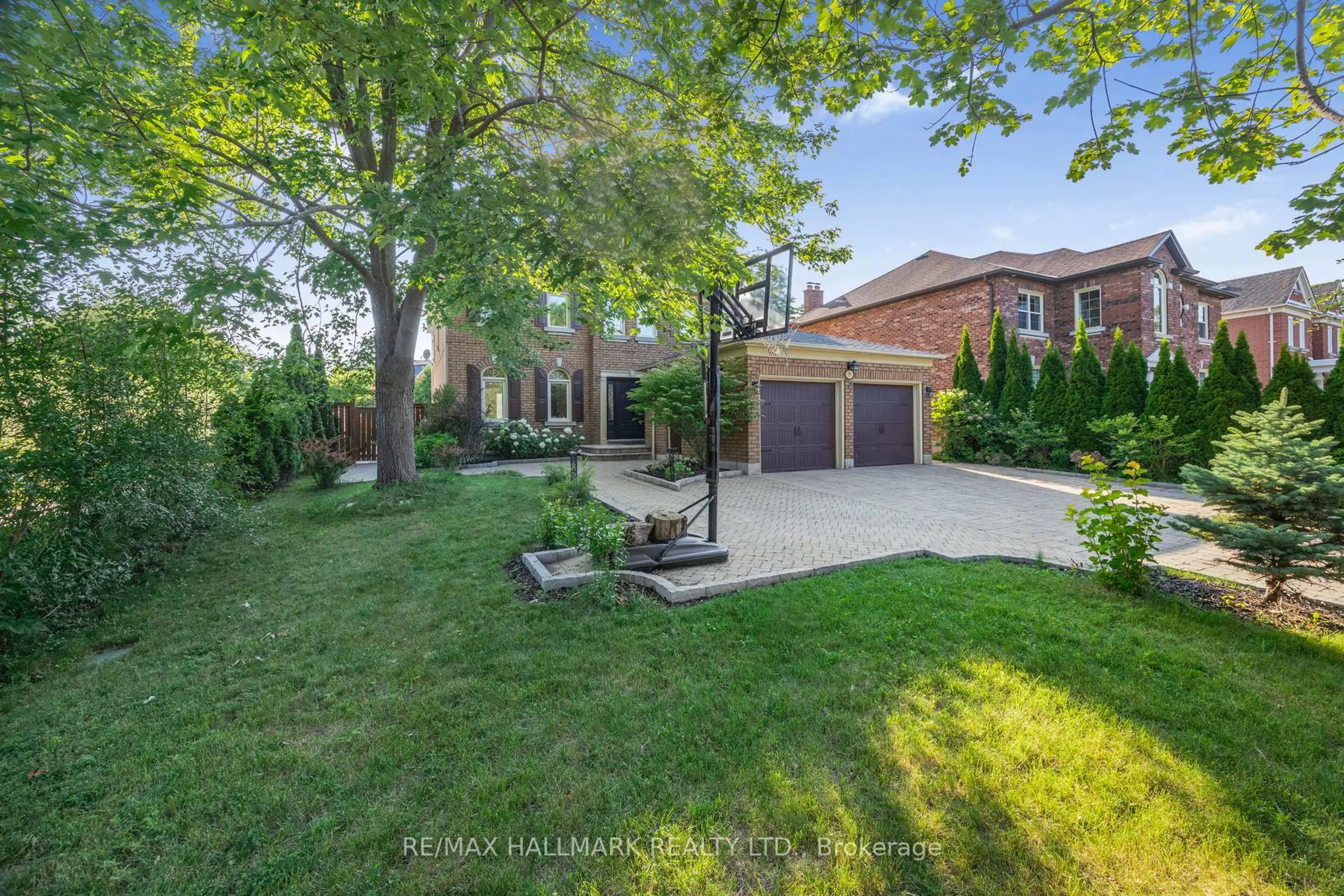 A pic from outside/outdoor area/front of a property/back of a property/a pic from drone, street for 59 Oatlands Cres, Richmond Hill Ontario L4C 9P2
