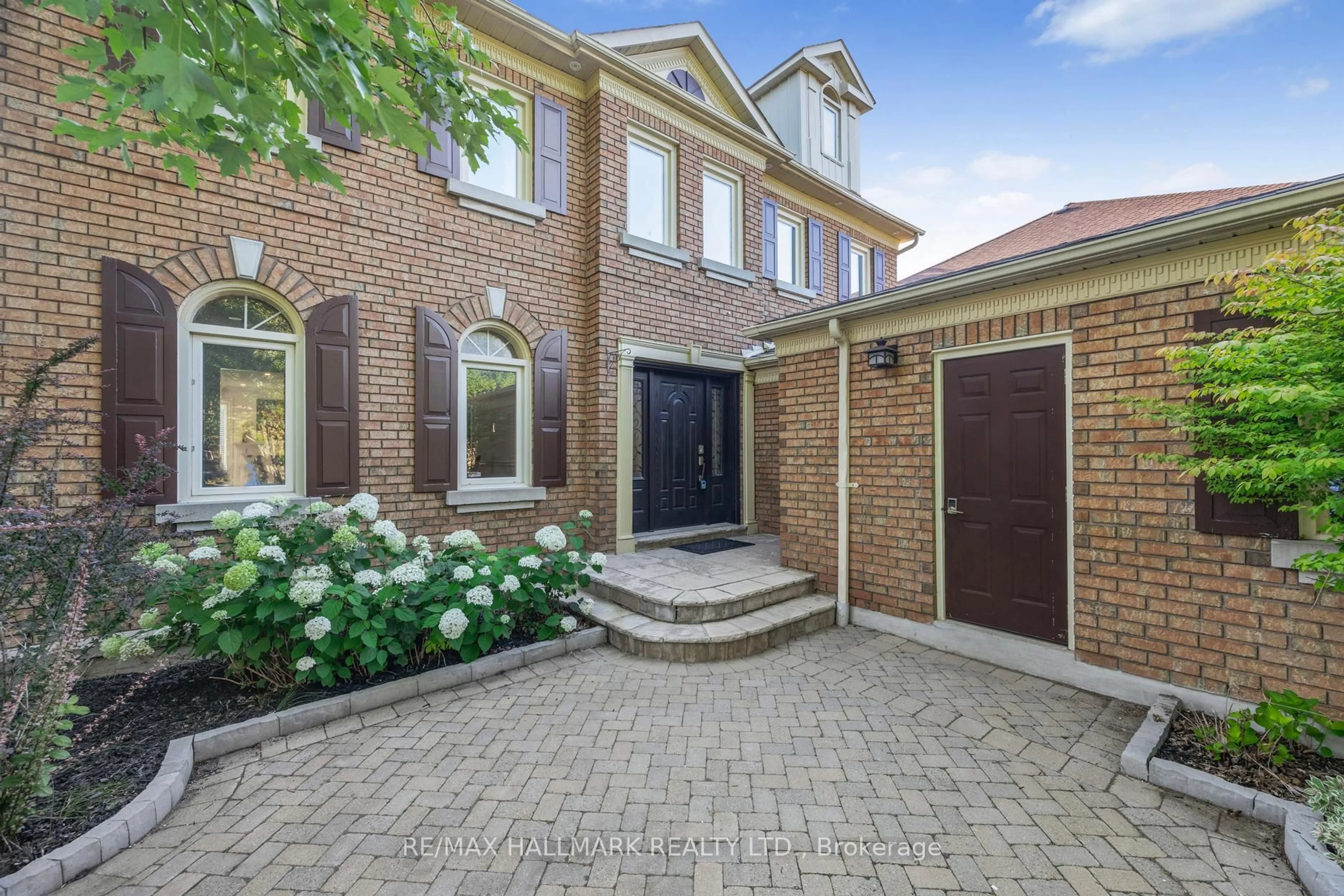 Home with brick exterior material, street for 59 Oatlands Cres, Richmond Hill Ontario L4C 9P2