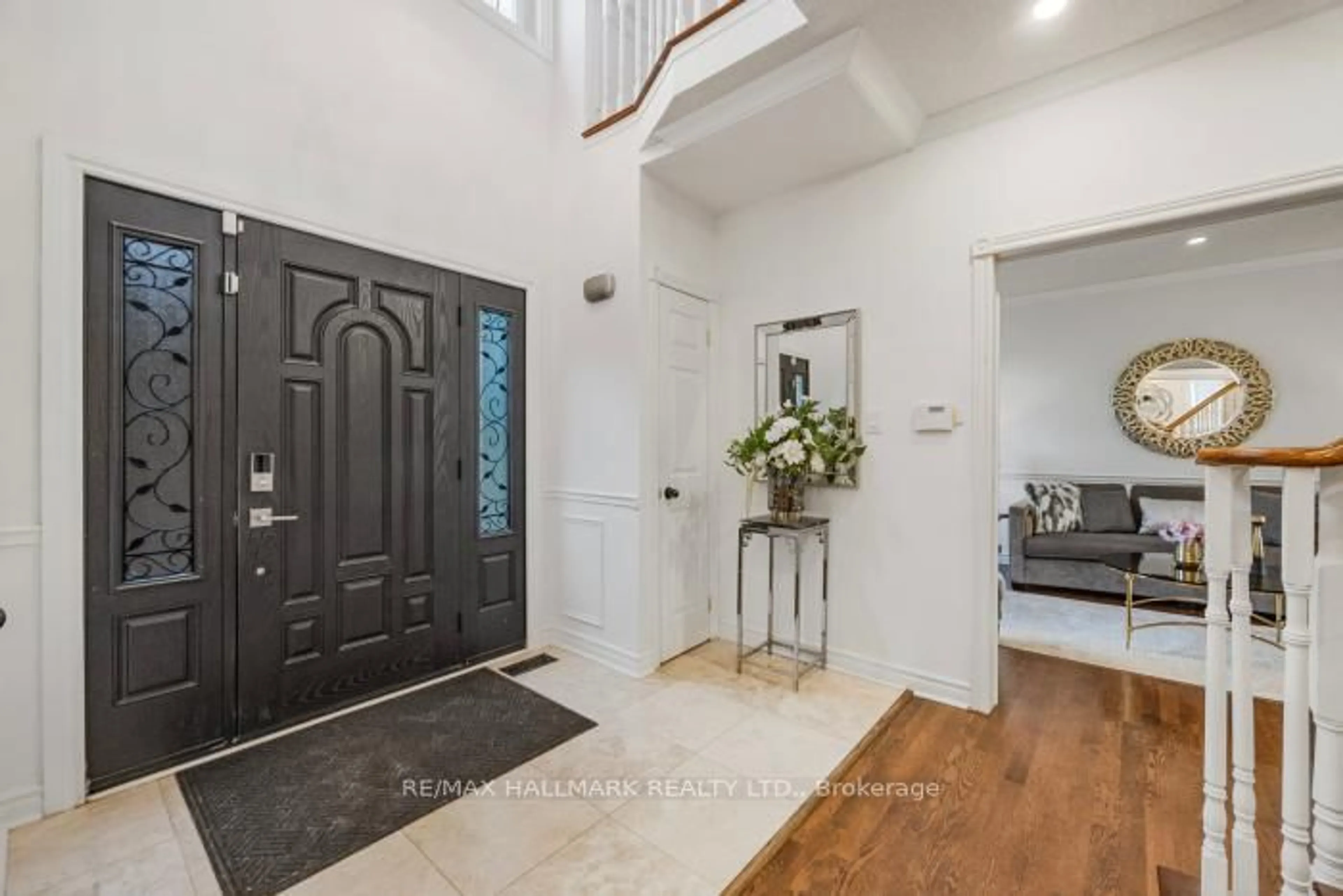 Indoor entryway for 59 Oatlands Cres, Richmond Hill Ontario L4C 9P2