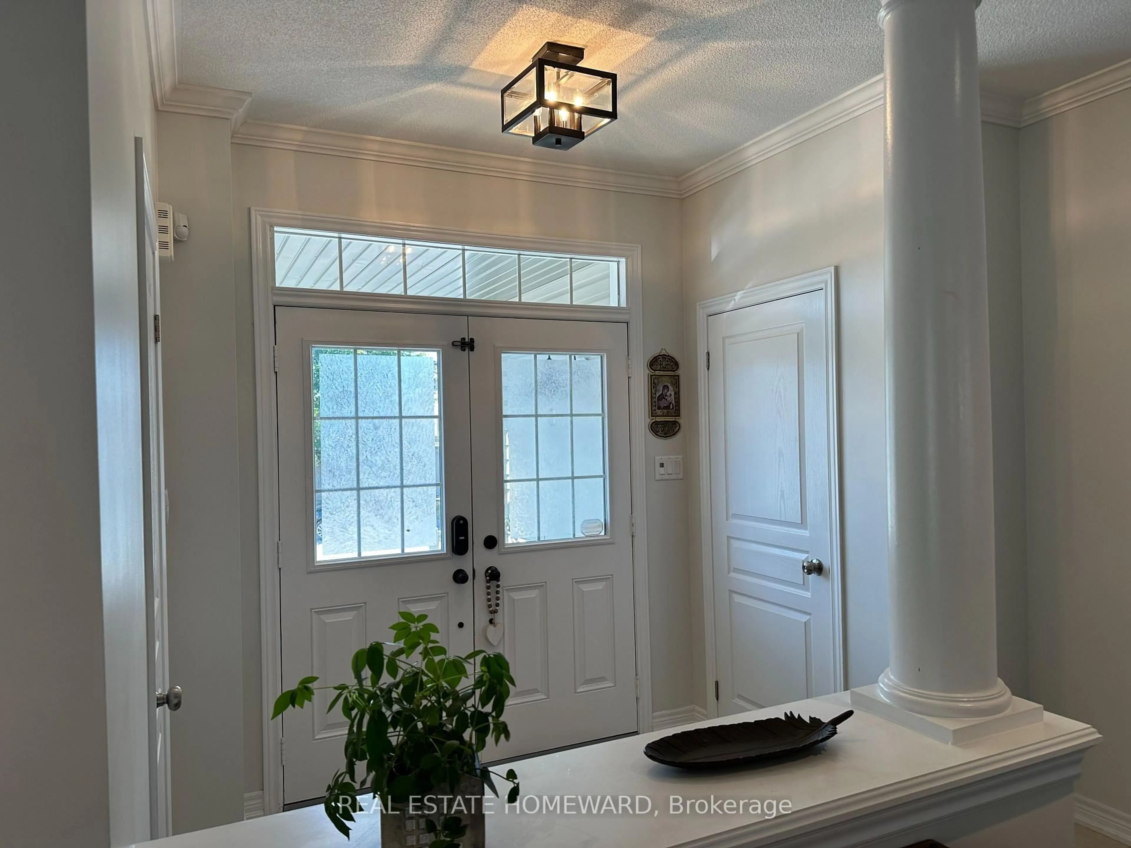 Indoor entryway for 28 Bostock Dr, Georgina Ontario L4P 0E8