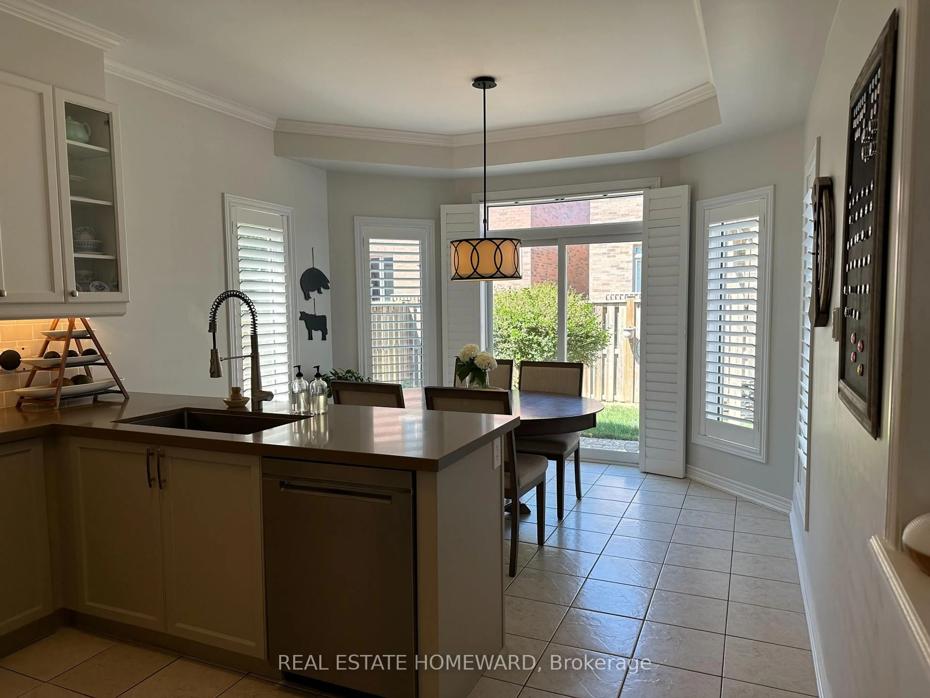 Open concept kitchen, ceramic/tile floor for 28 Bostock Dr, Georgina Ontario L4P 0E8