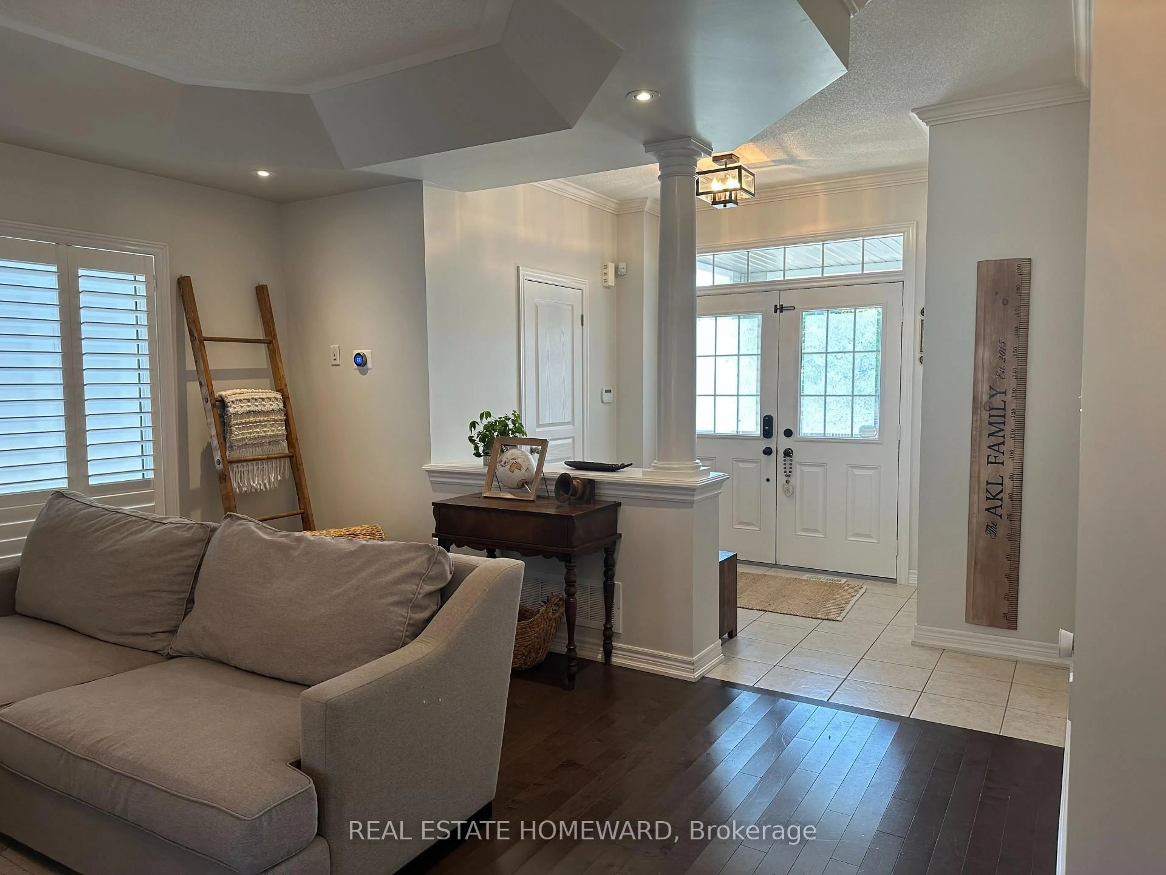 Indoor entryway for 28 Bostock Dr, Georgina Ontario L4P 0E8