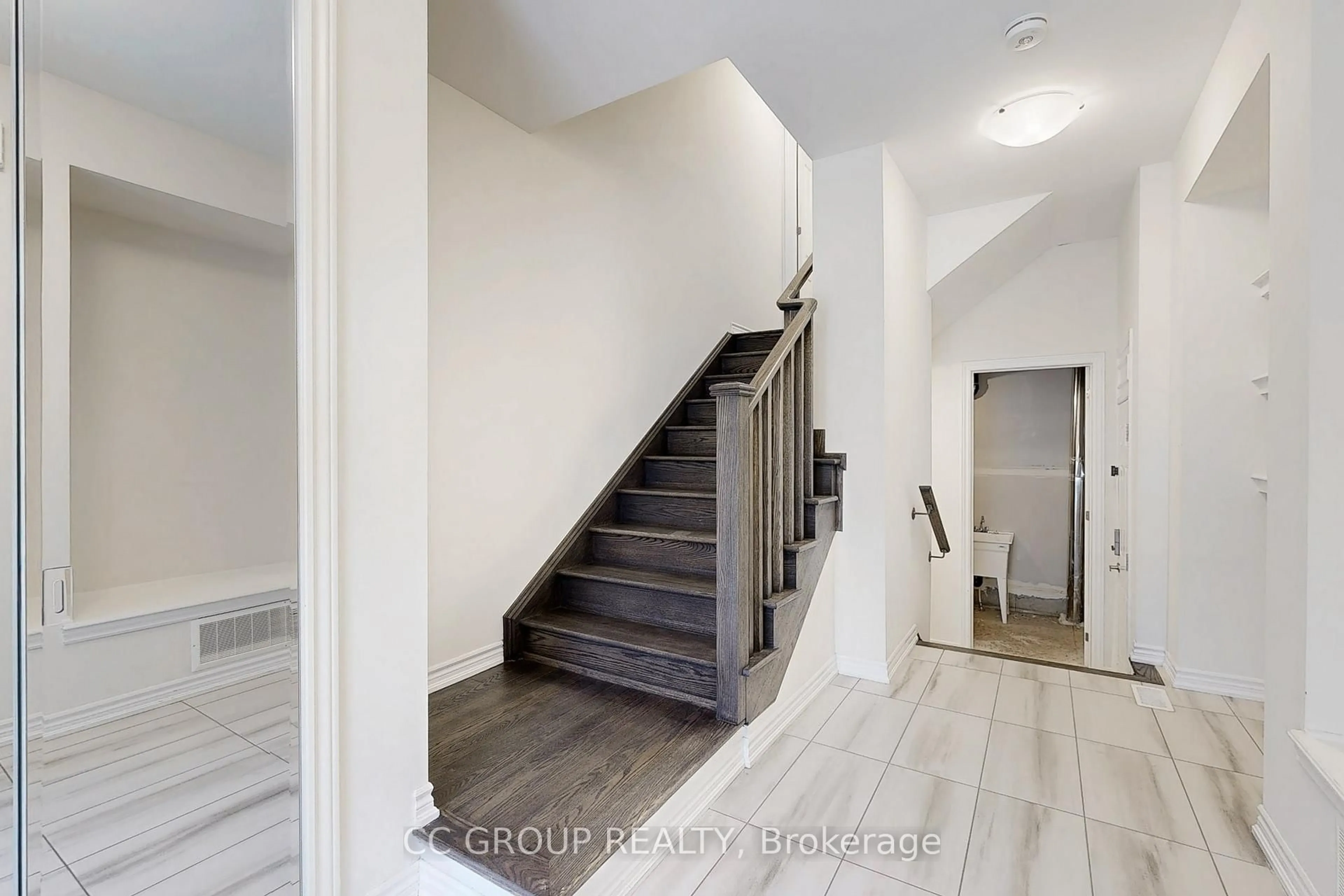 Indoor entryway for 30 Thomas Frisby Jr Cres, Markham Ontario L6C 3L1