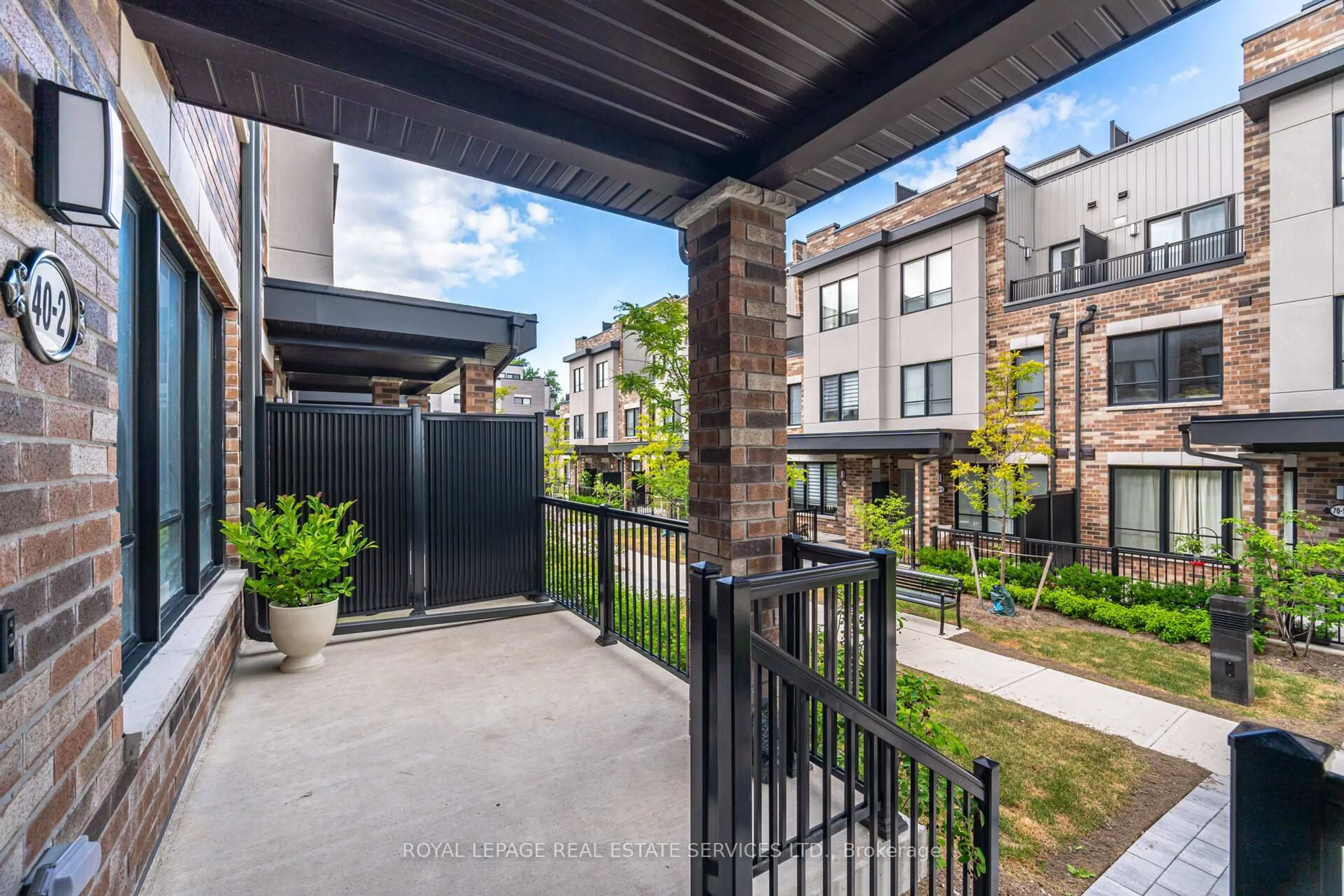 Patio, street for 40 Baynes Way #2, Bradford West Gwillimbury Ontario L3Z 4M4