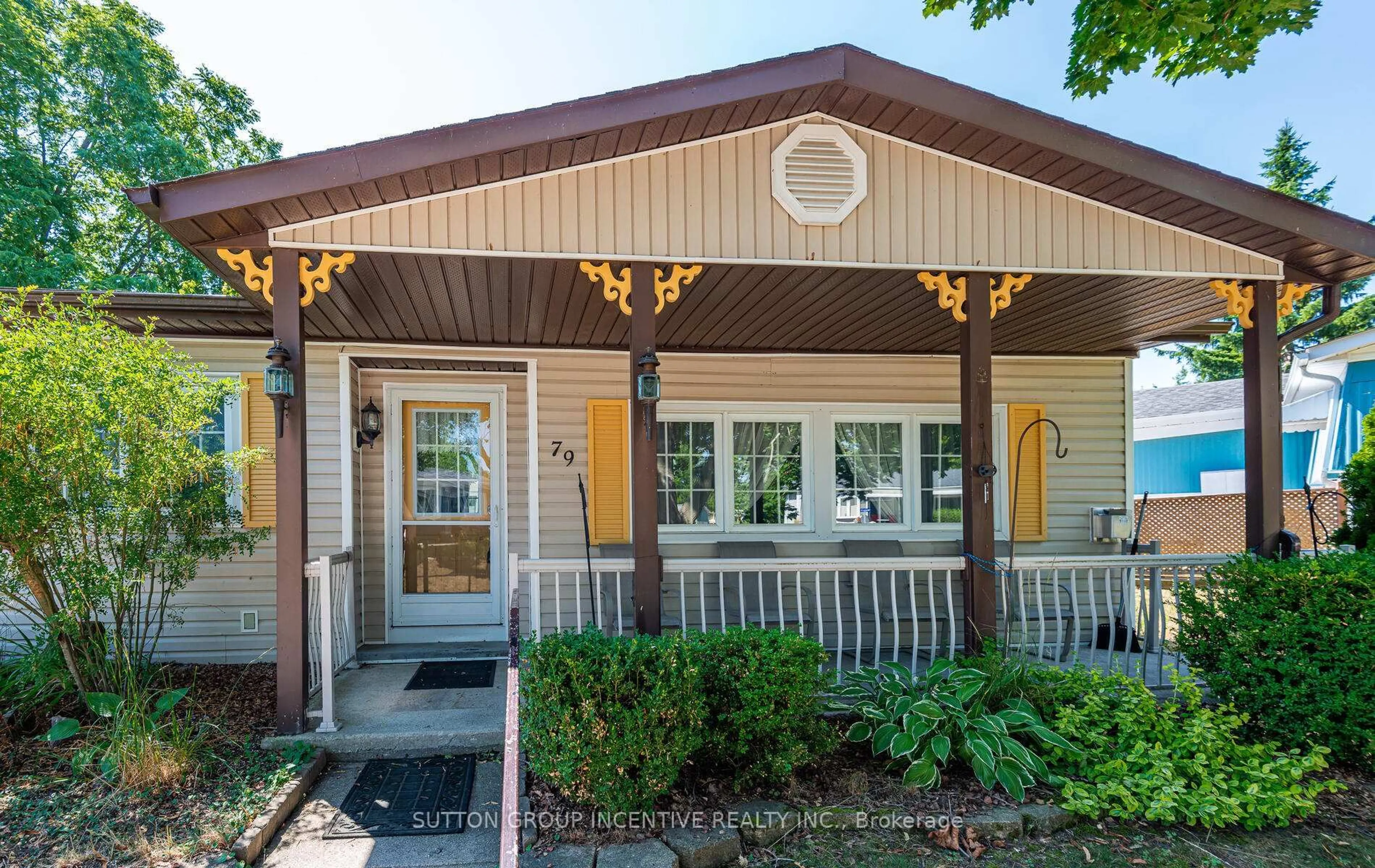 Home with vinyl exterior material, street for 79 Main St, Innisfil Ontario L9S 1M4