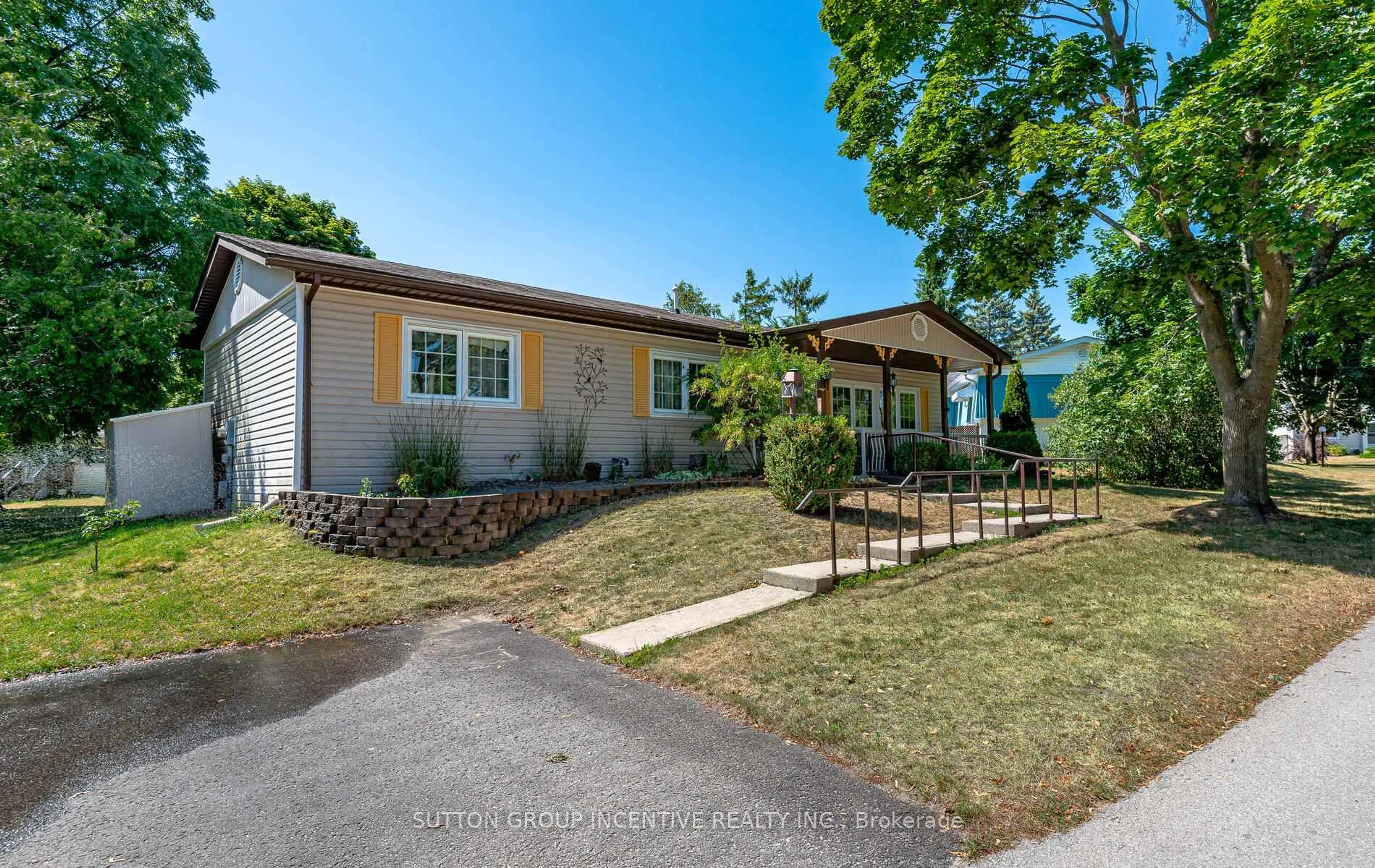 Home with vinyl exterior material, street for 79 Main St, Innisfil Ontario L9S 1M4