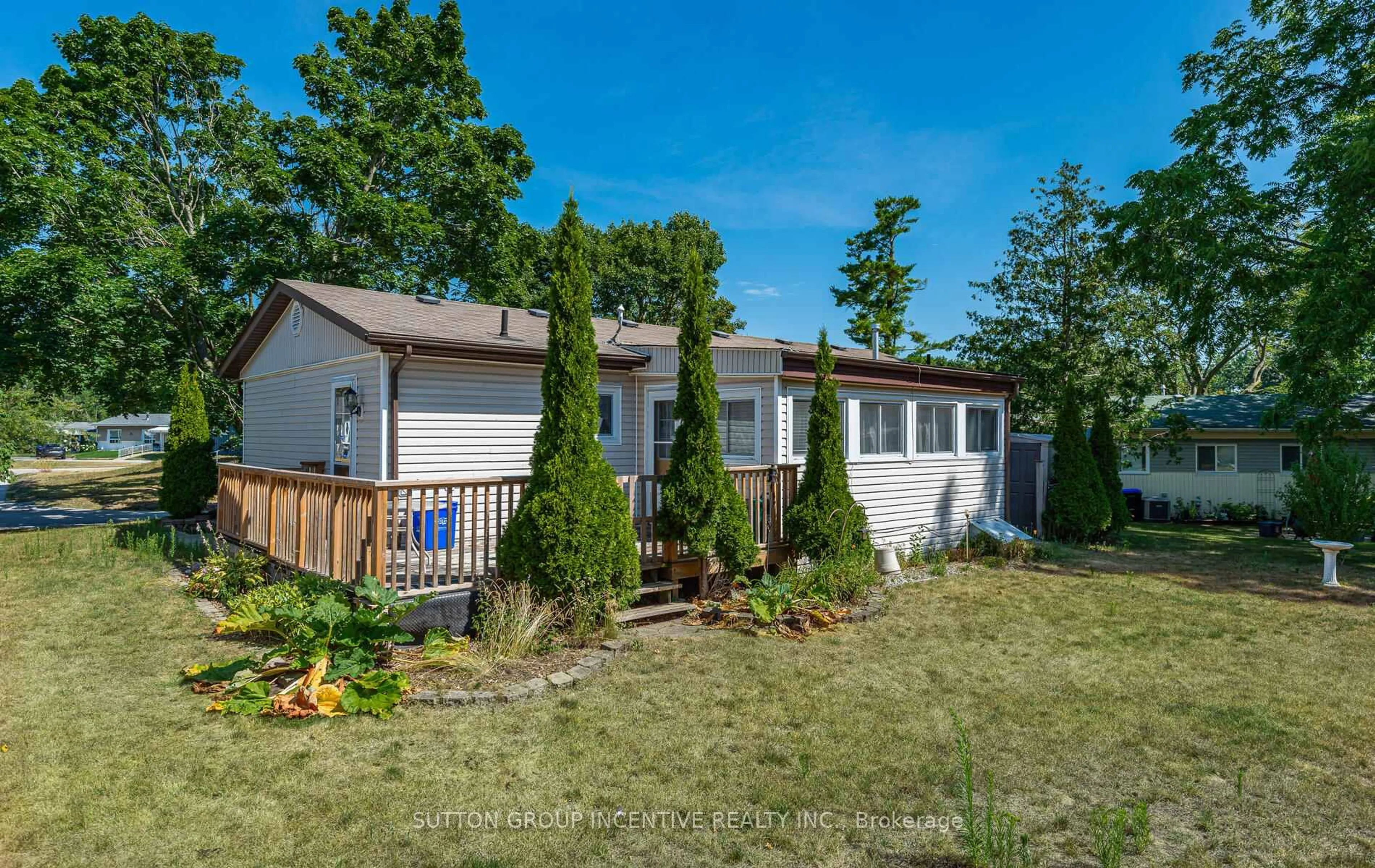A pic from outside/outdoor area/front of a property/back of a property/a pic from drone, street for 79 Main St, Innisfil Ontario L9S 1M4