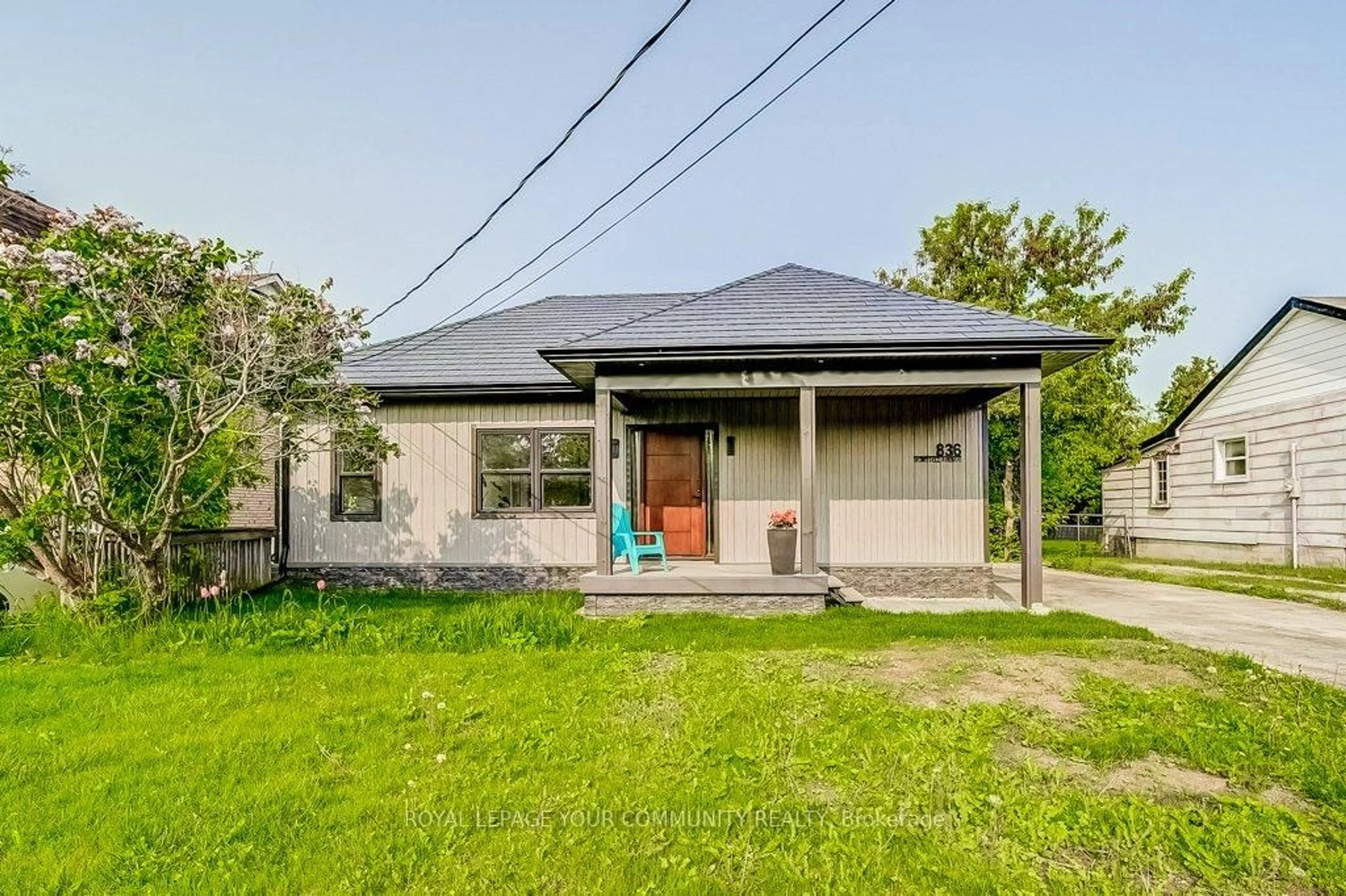 A pic from outside/outdoor area/front of a property/back of a property/a pic from drone, street for 836 Montsell Ave, Georgina Ontario L0E 1S0