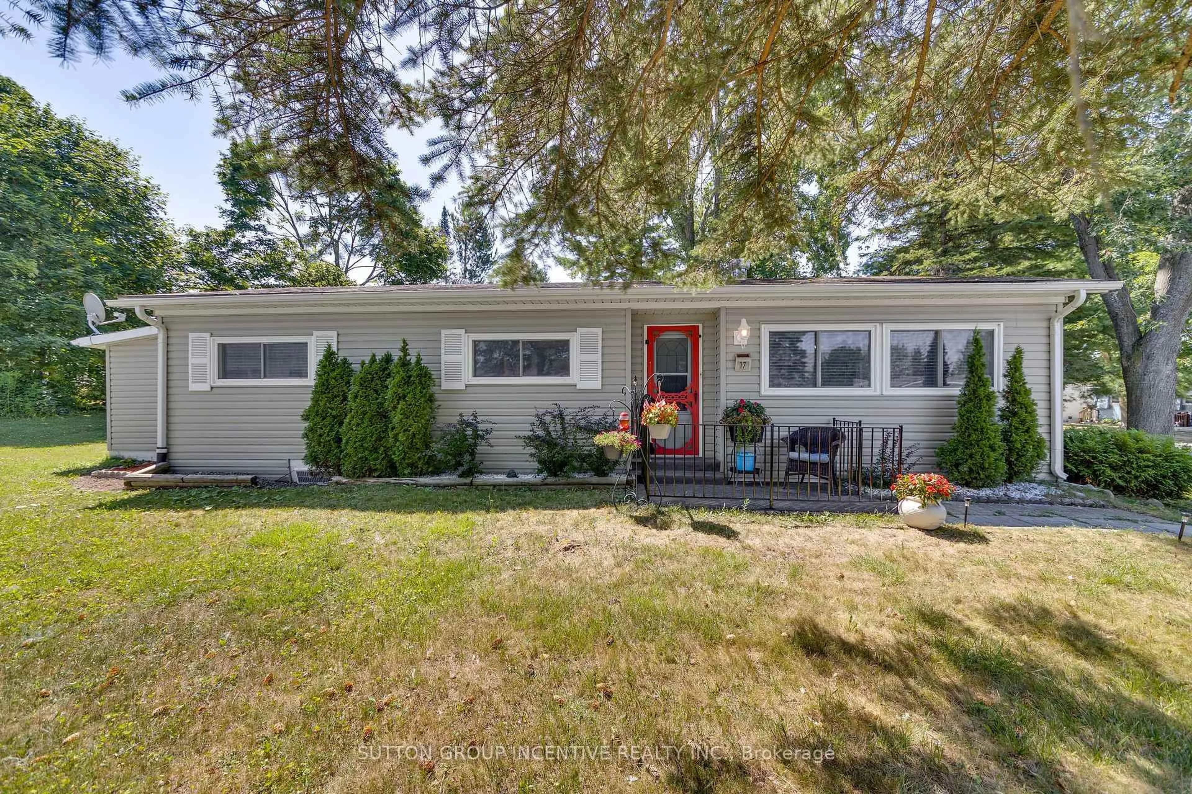 Home with vinyl exterior material, street for 17 Weeping Willow Dr, Innisfil Ontario L9S 1R6