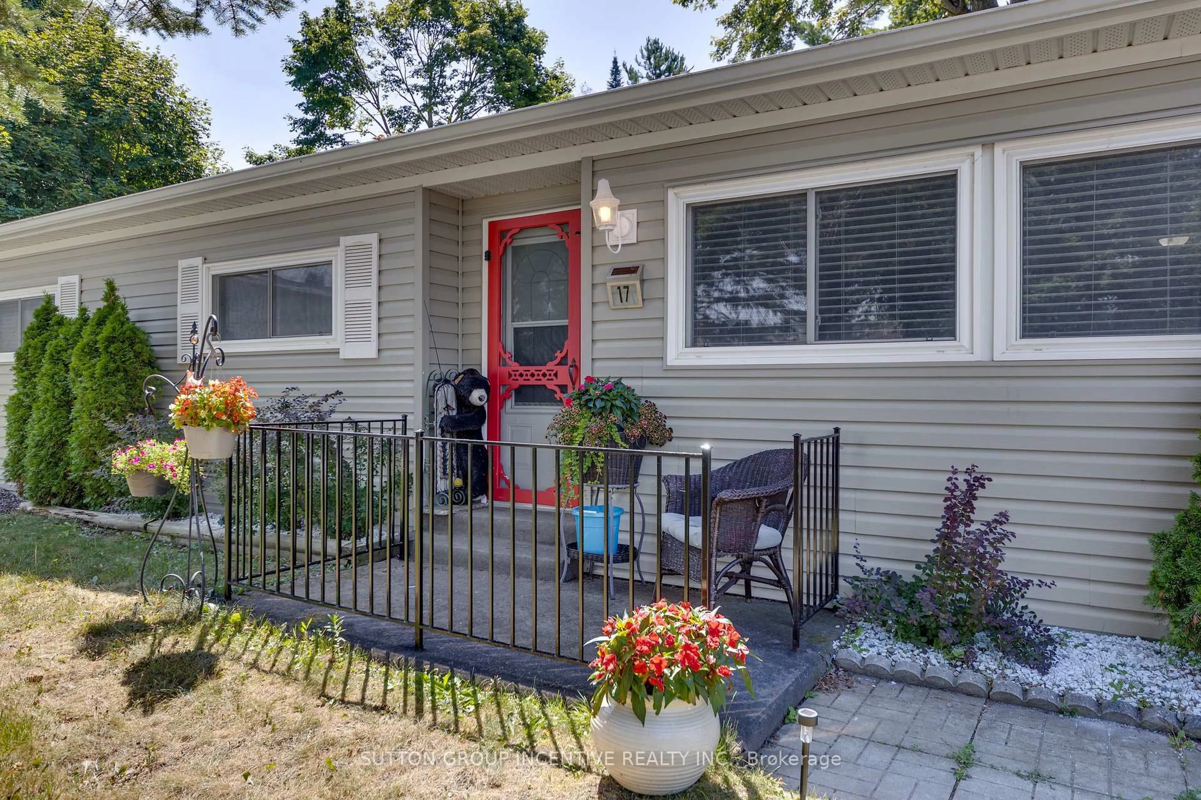 Home with vinyl exterior material, street for 17 Weeping Willow Dr, Innisfil Ontario L9S 1R6