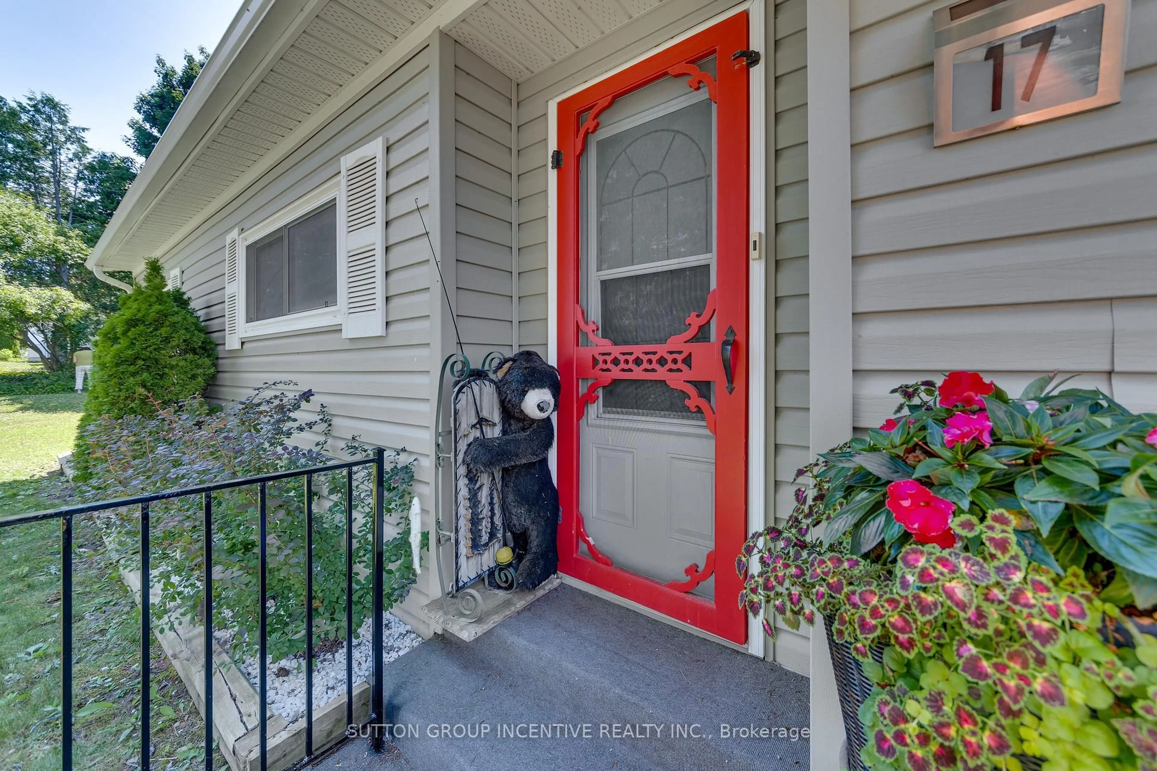 Indoor entryway for 17 Weeping Willow Dr, Innisfil Ontario L9S 1R6