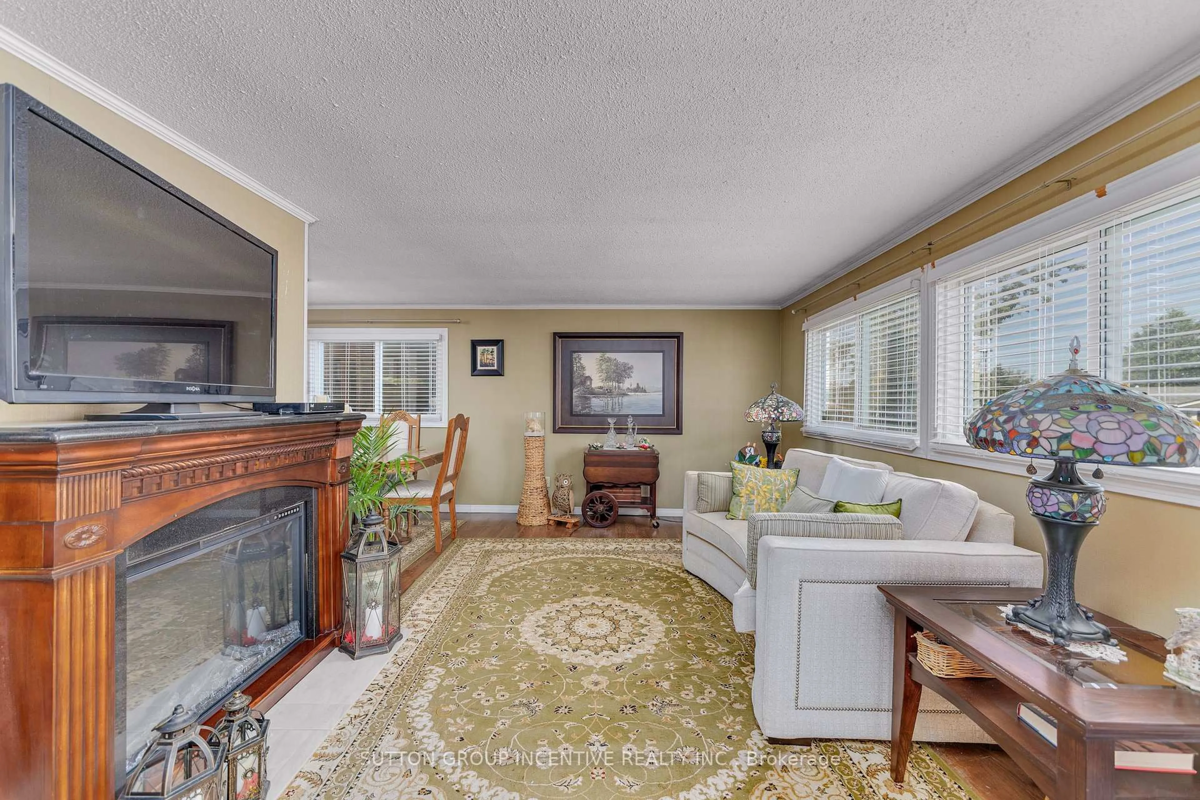Living room with furniture, unknown for 17 Weeping Willow Dr, Innisfil Ontario L9S 1R6