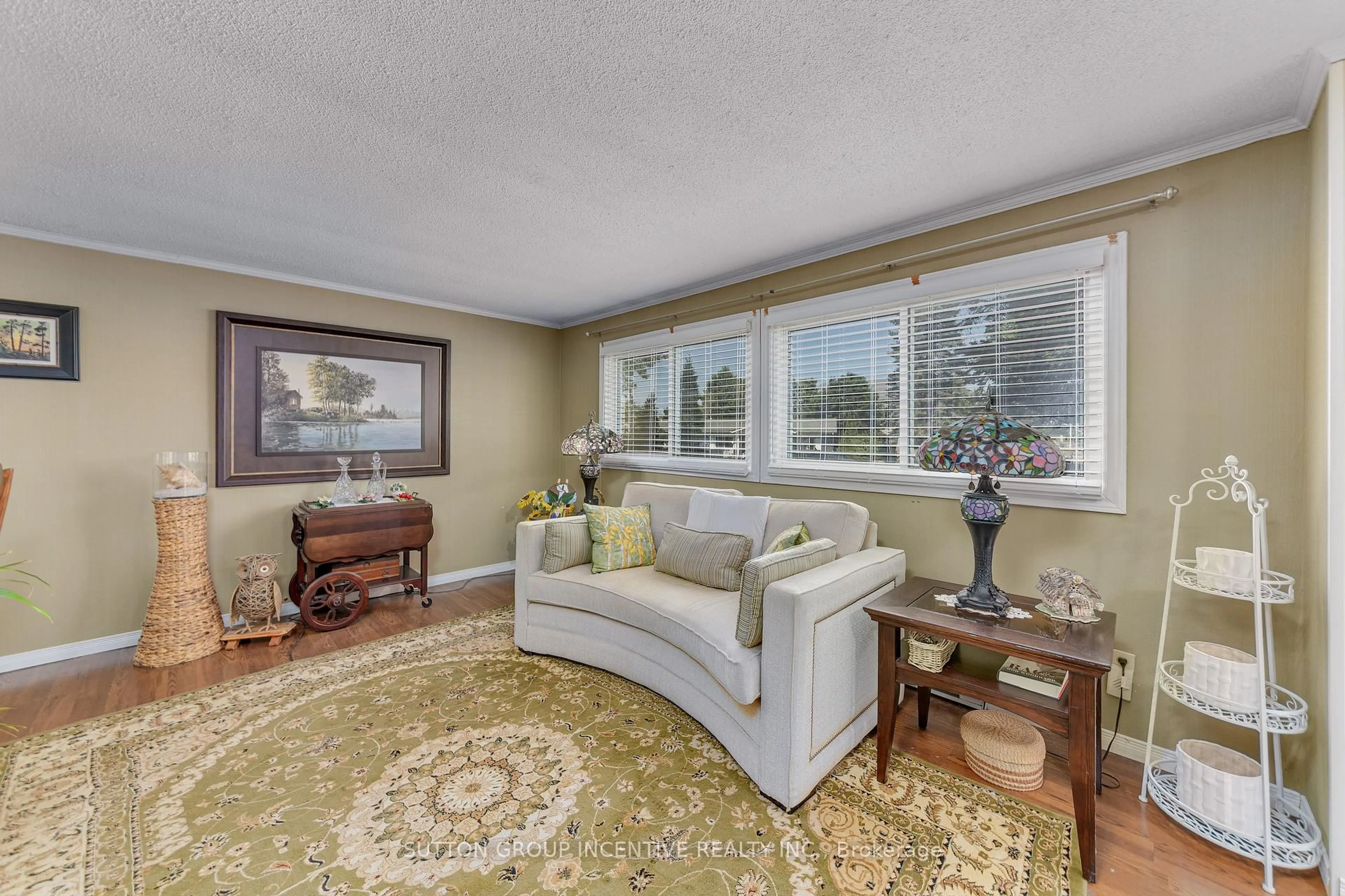 Living room with furniture, unknown for 17 Weeping Willow Dr, Innisfil Ontario L9S 1R6