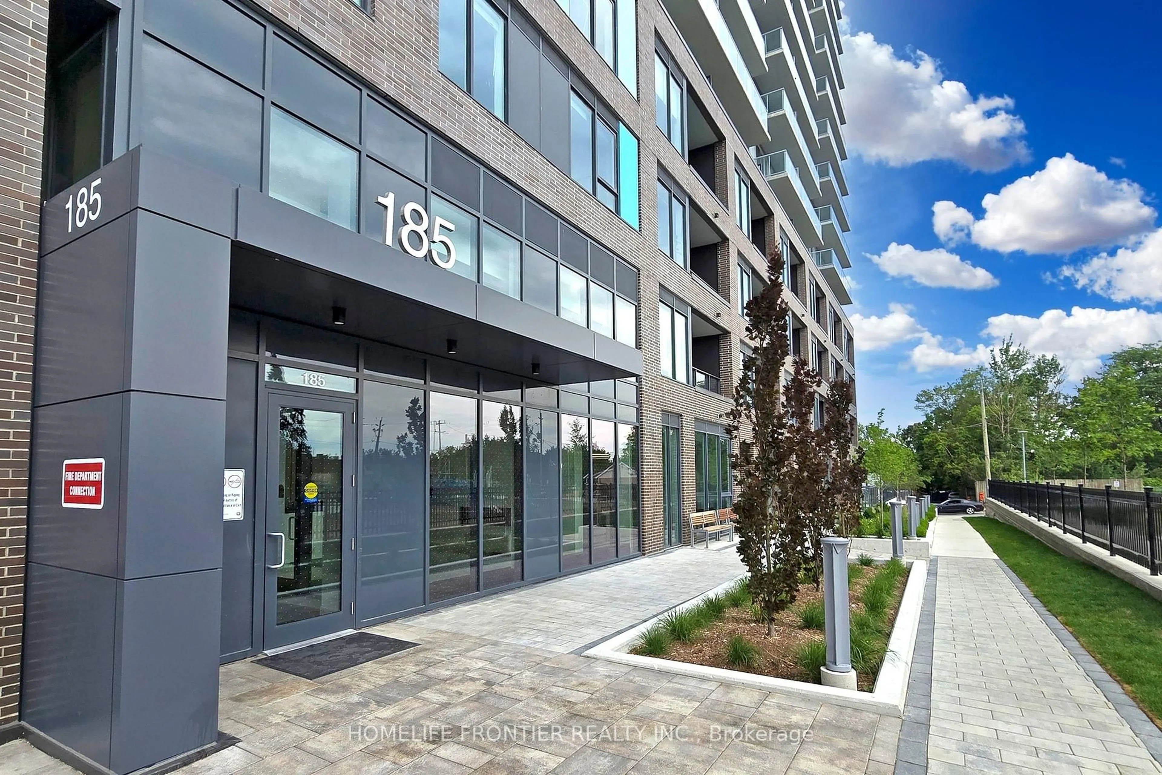 Indoor foyer for 185 Deerfield Rd #220, Newmarket Ontario L2Y 0G7