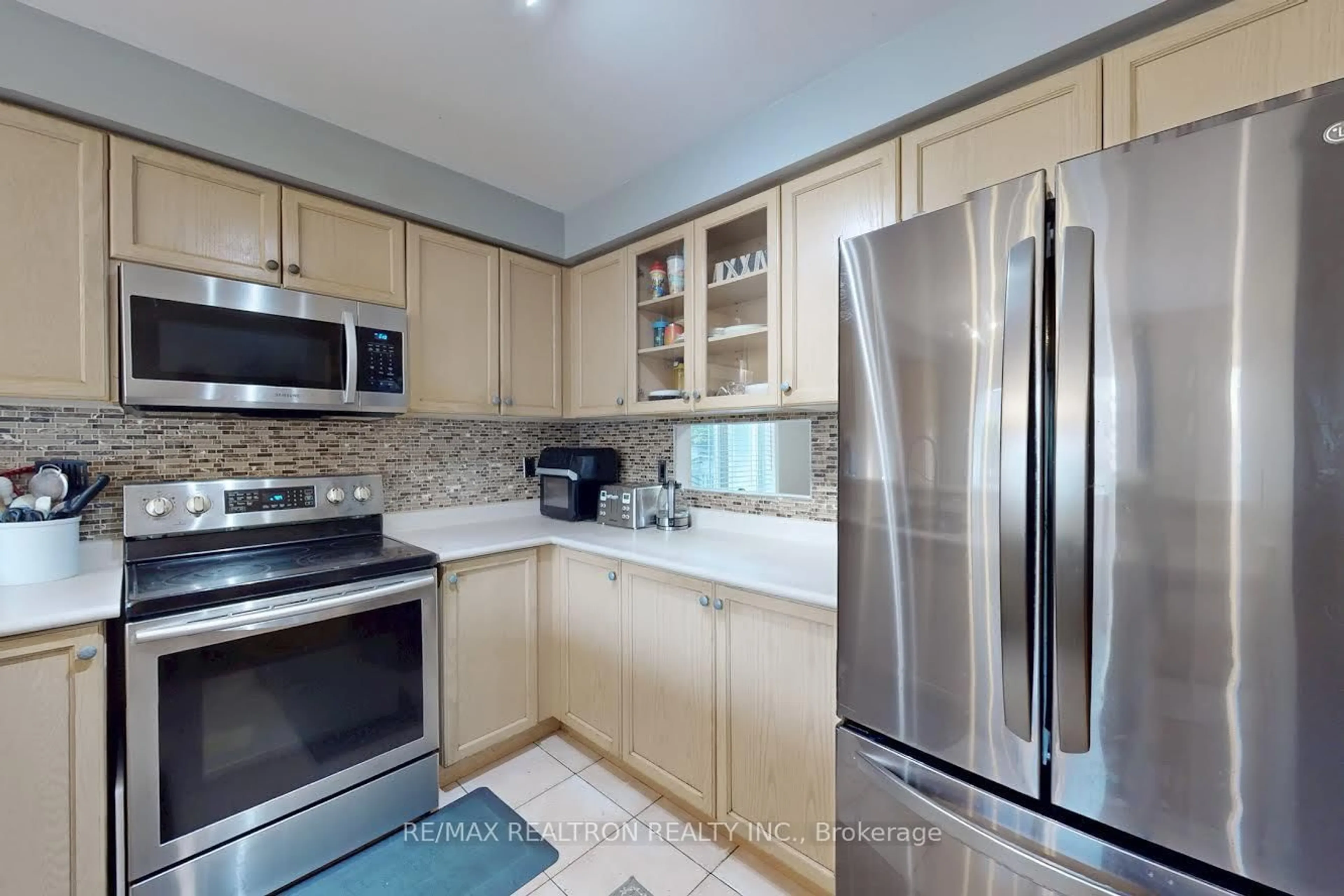 Standard kitchen, unknown for 4 Kalmar Cres, Richmond Hill Ontario L4E 3Z3