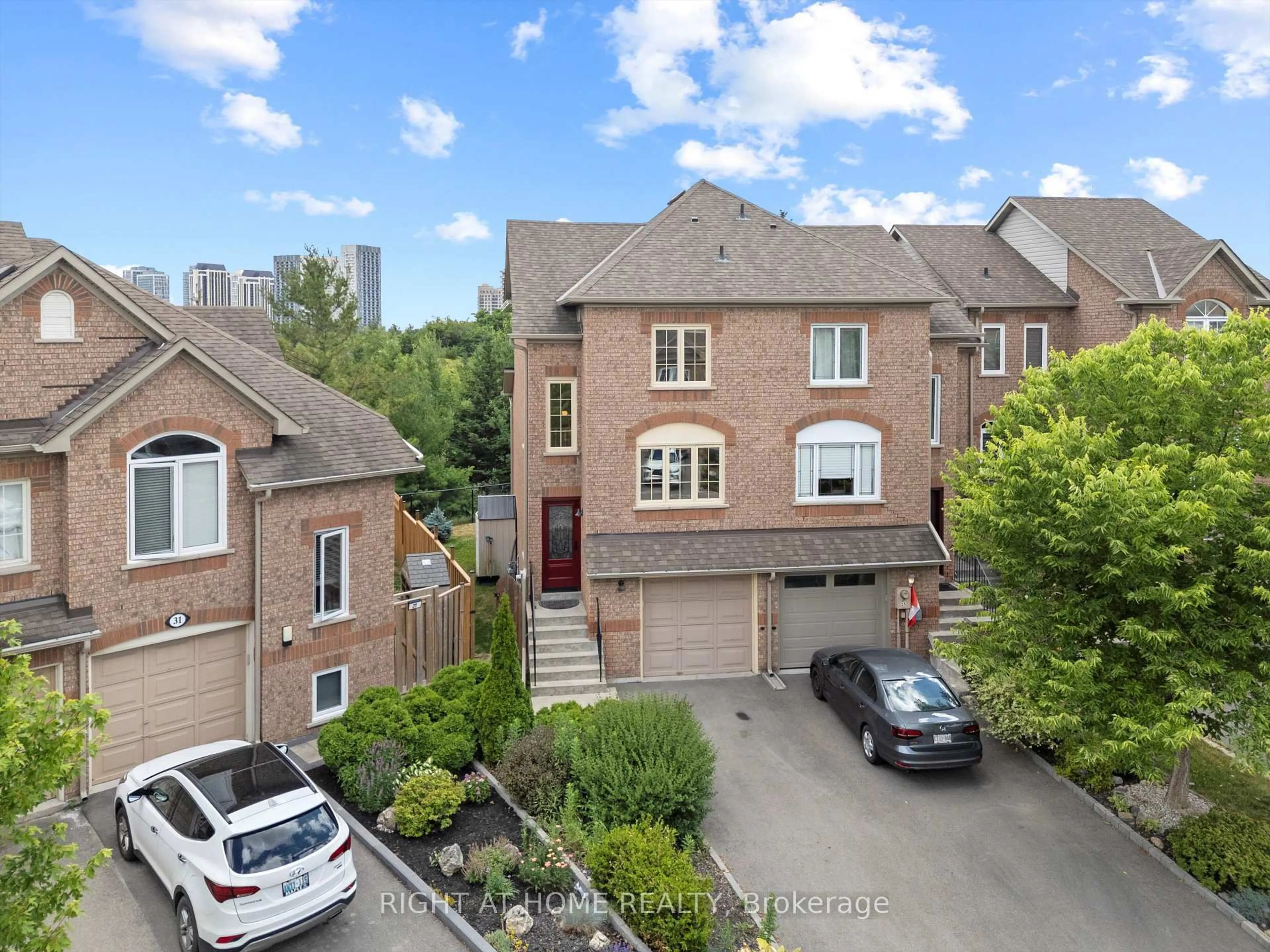 A pic from outside/outdoor area/front of a property/back of a property/a pic from drone, street for 27 Larissa Crt, Vaughan Ontario L6A 2K8