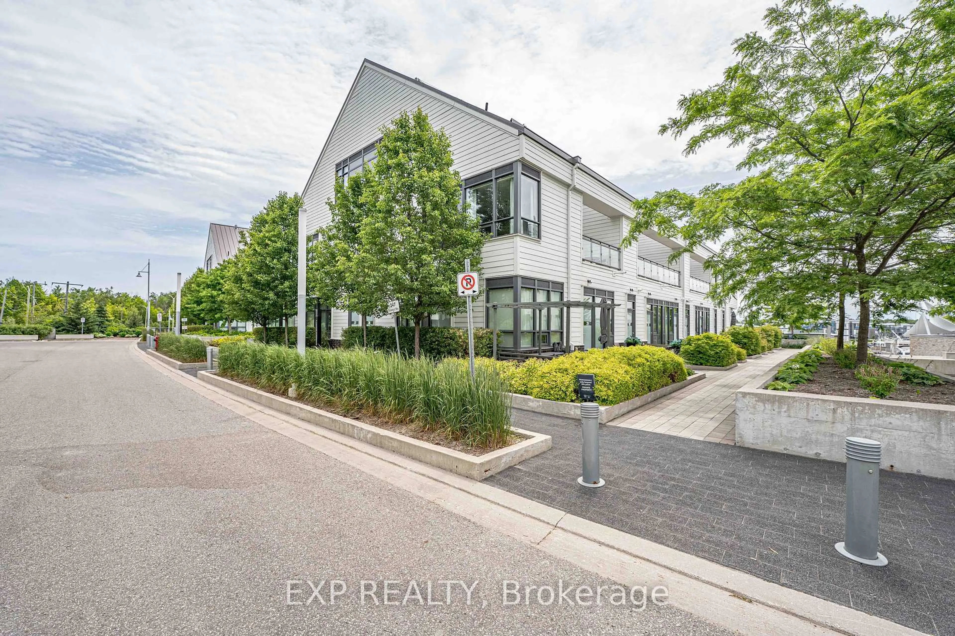 A pic from outside/outdoor area/front of a property/back of a property/a pic from drone, street for 247 Broward Way #31, Innisfil Ontario L9S 0M1