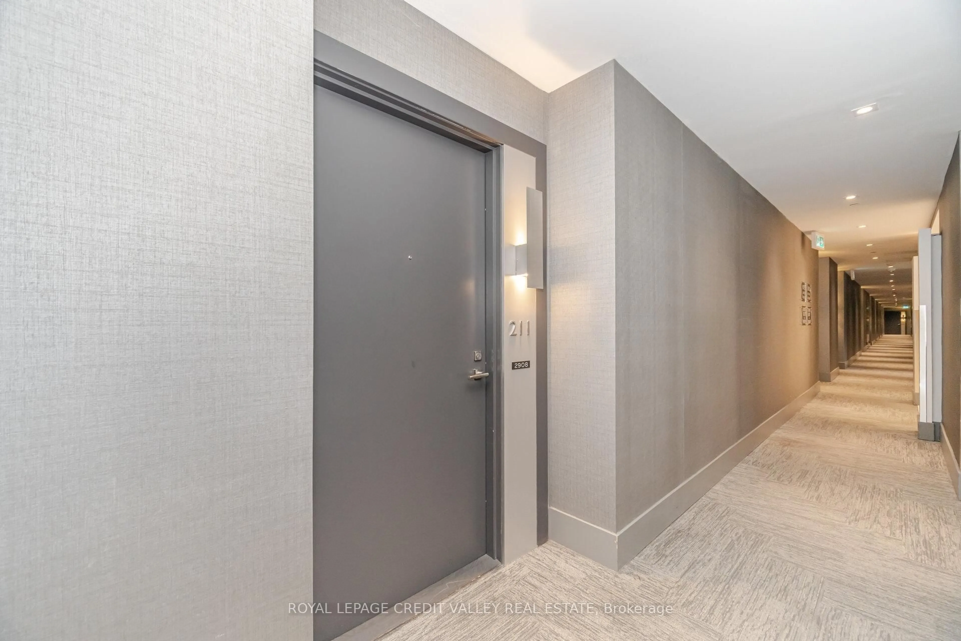Indoor foyer for 2908 Highway 7 #211, Vaughan Ontario L4K 0K5