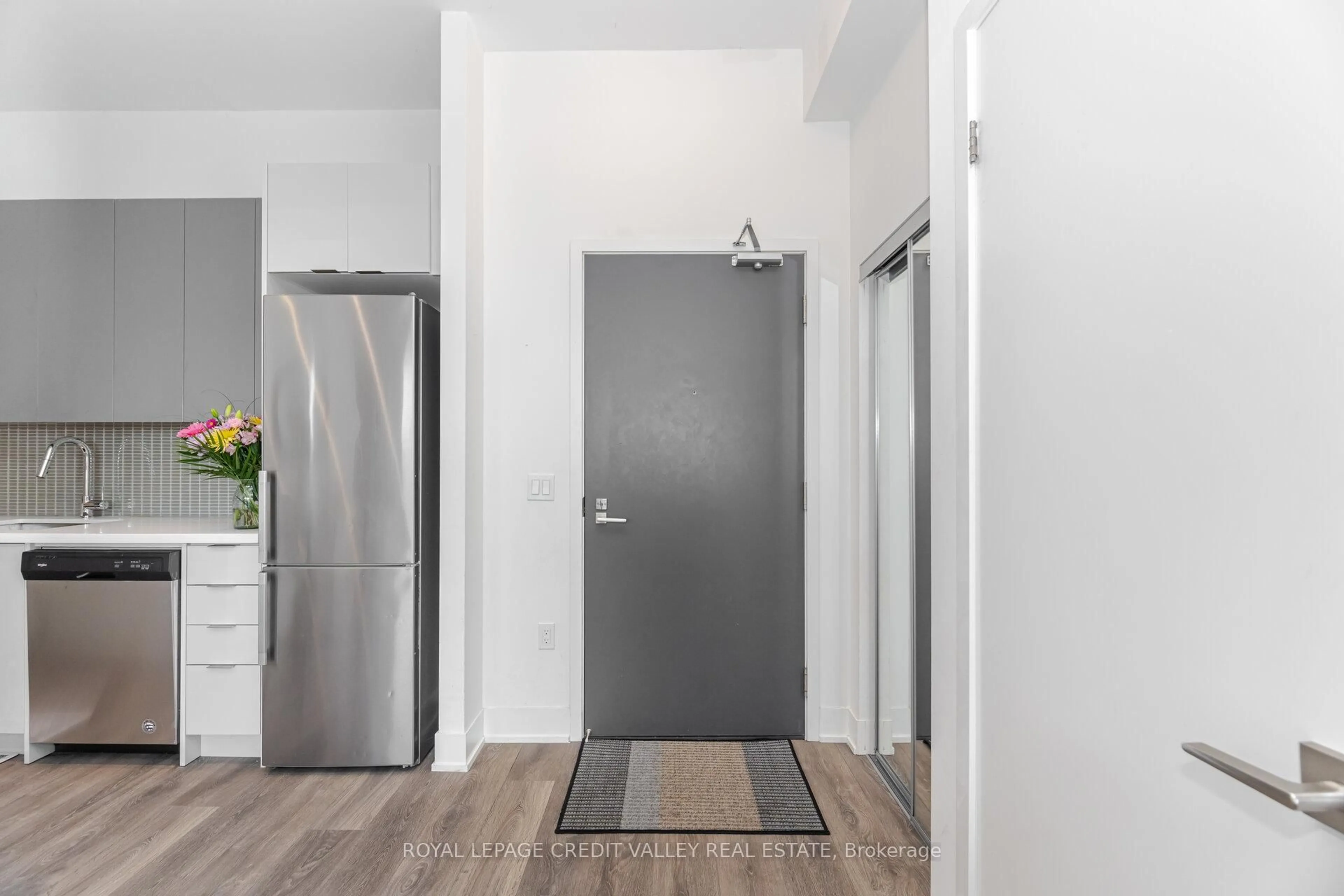 Indoor entryway for 2908 Highway 7 #211, Vaughan Ontario L4K 0K5
