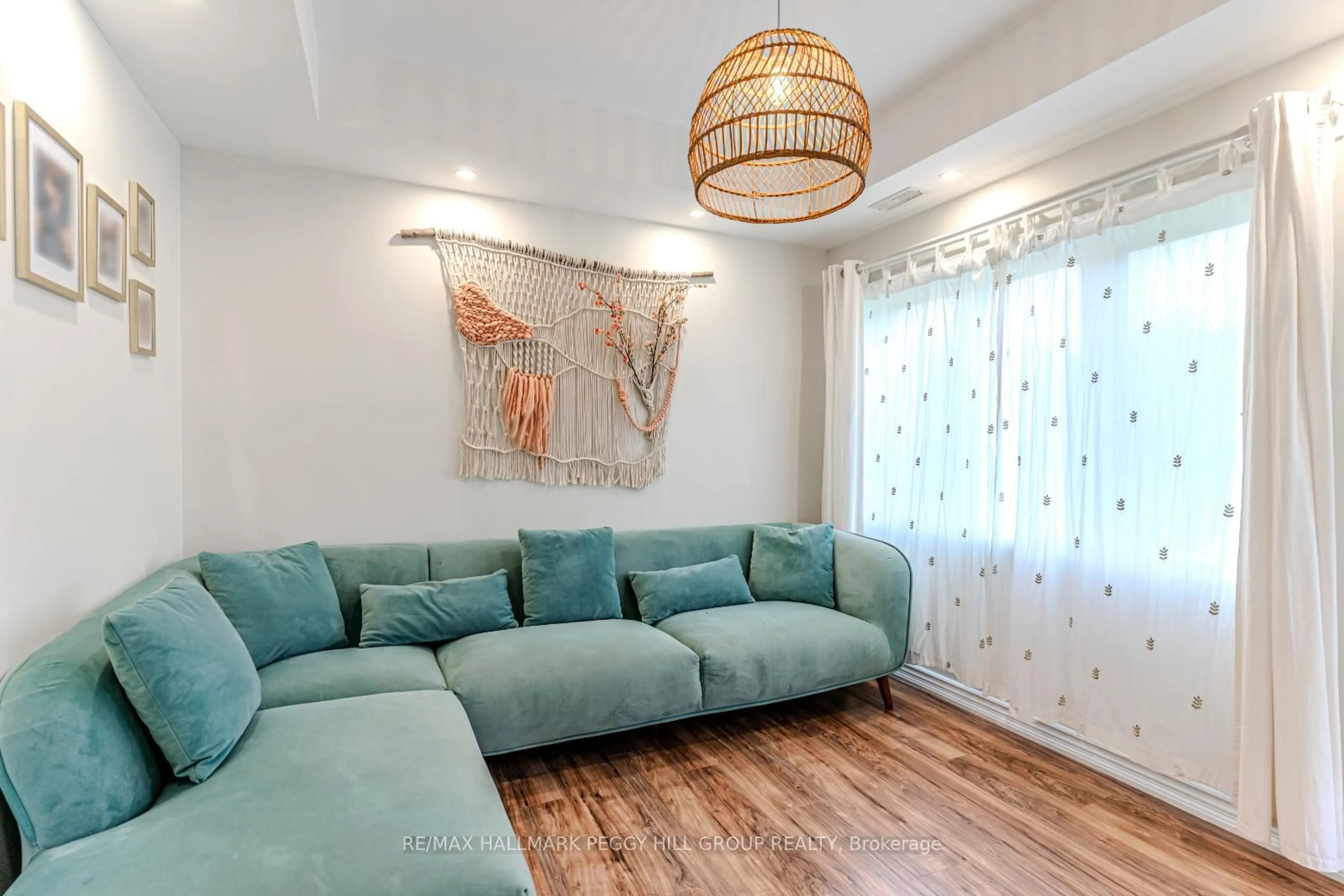 Living room with furniture, wood/laminate floor for 1011 Gilmore Ave, Innisfil Ontario L0L 1W0