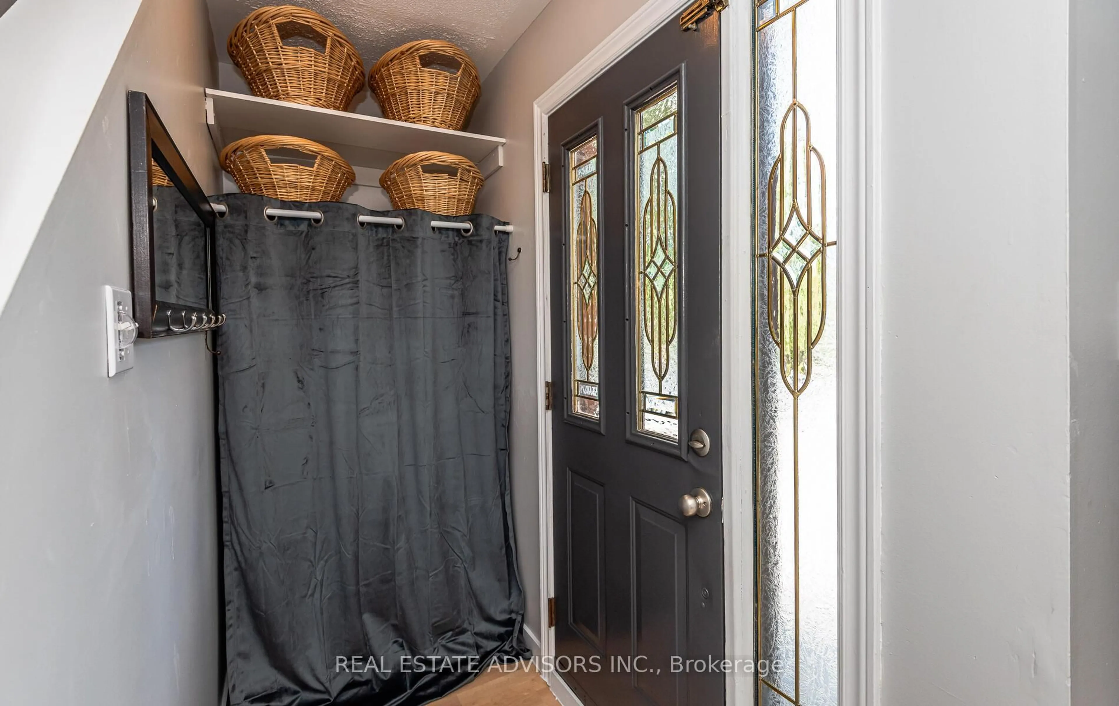 Indoor entryway for 775 Sunnypoint Dr, Newmarket Ontario L3Y 2Z7