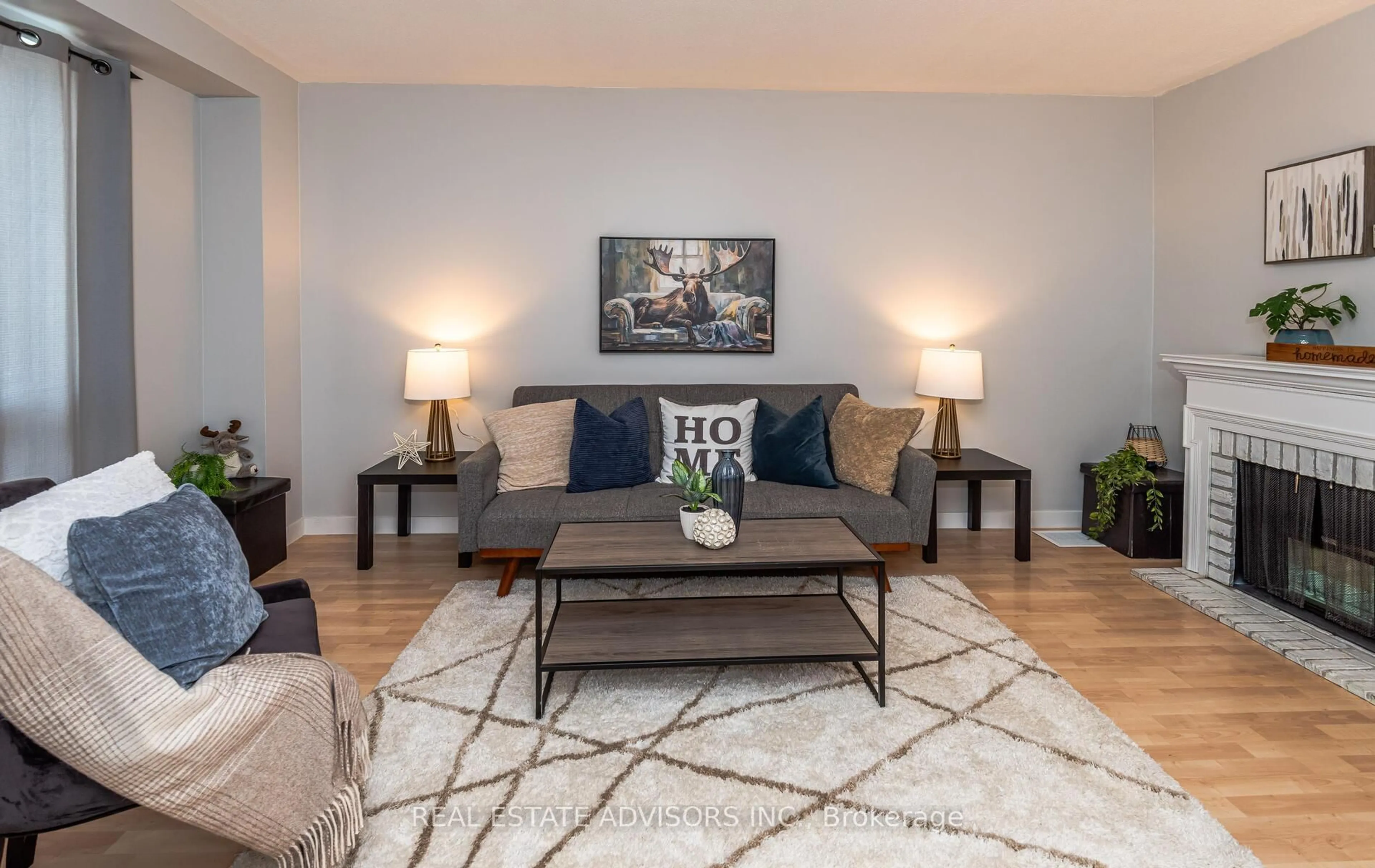 Living room with furniture, unknown for 775 Sunnypoint Dr, Newmarket Ontario L3Y 2Z7
