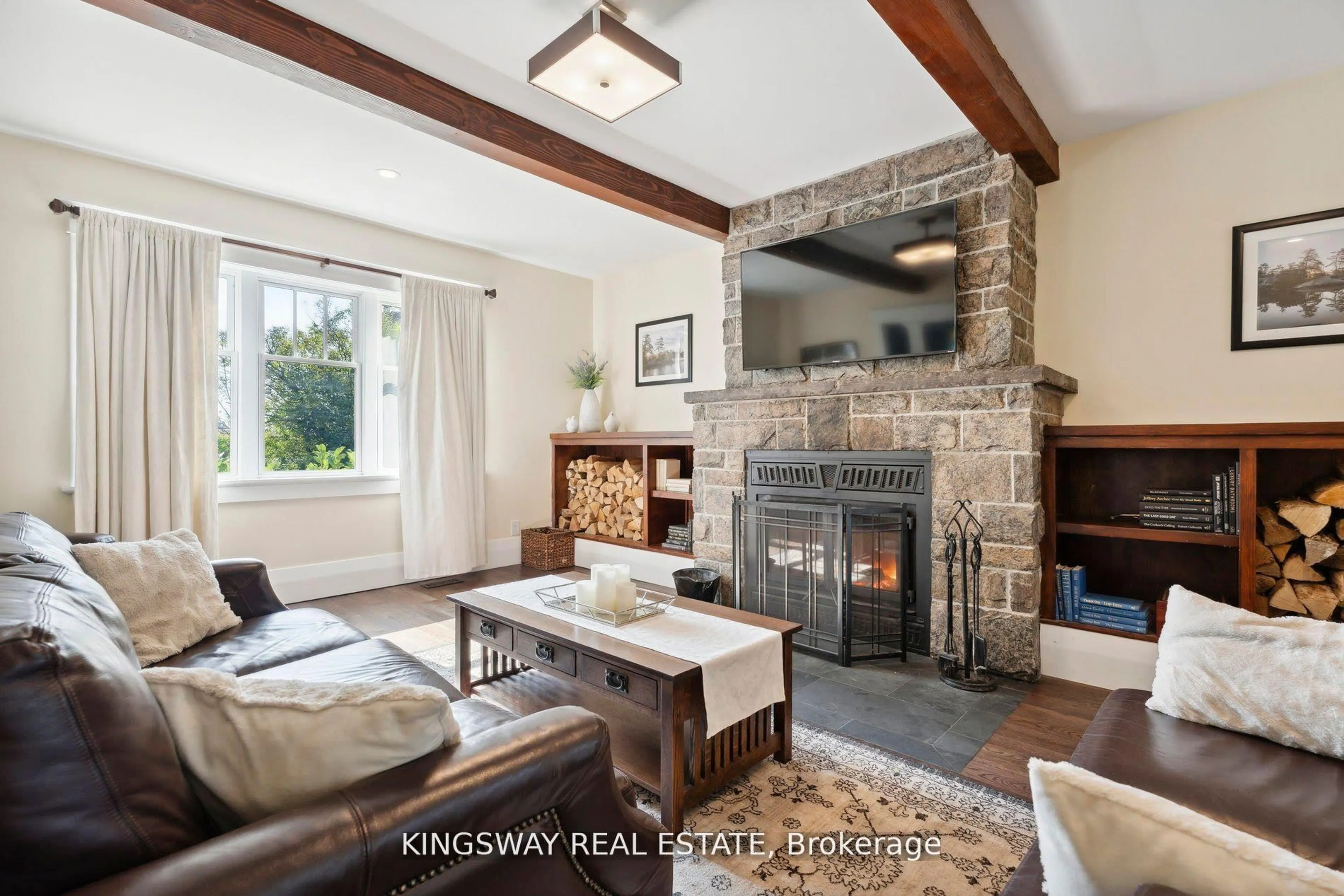 Living room with furniture, unknown for 2612 10th Line, Innisfil Ontario L9S 3R2
