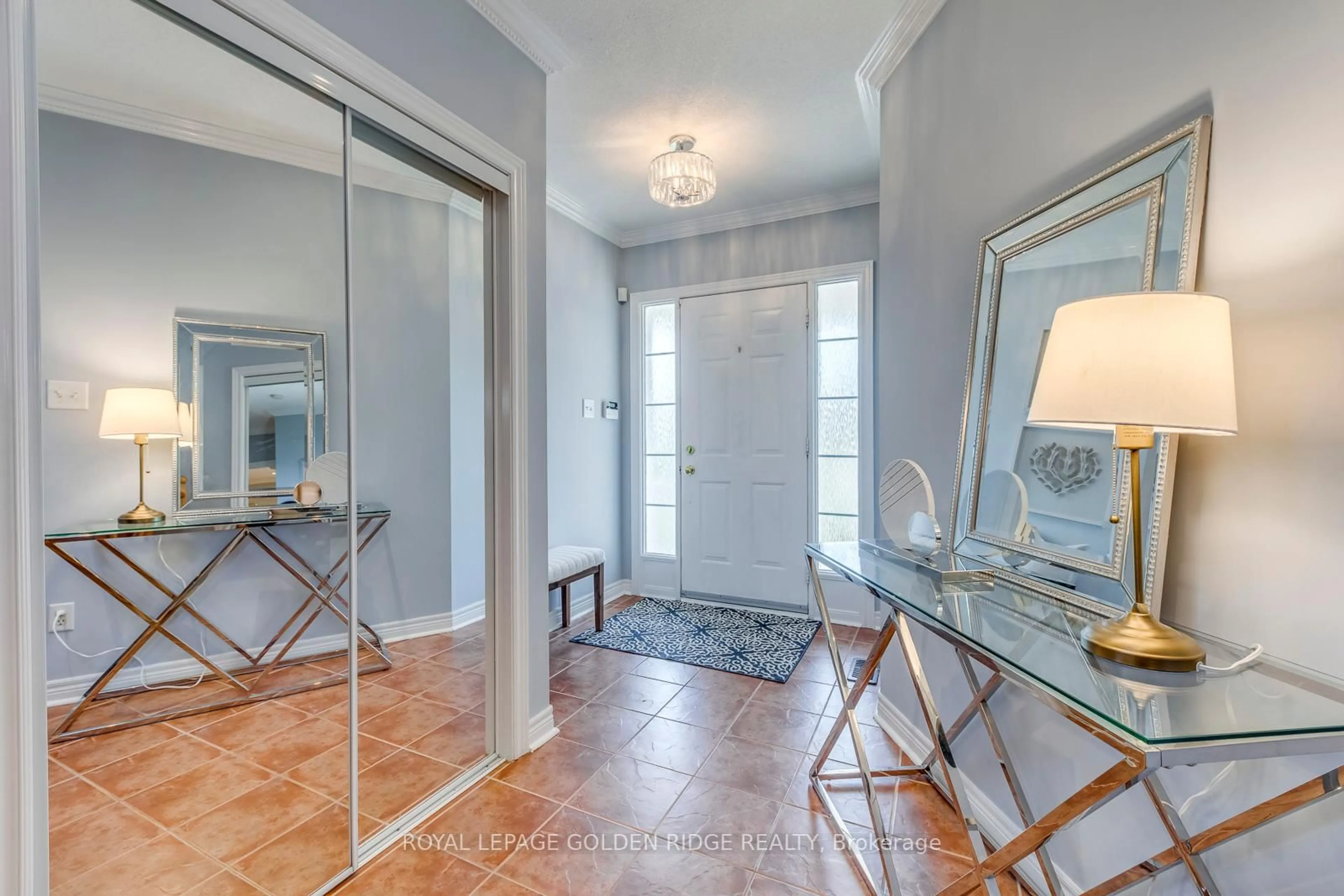 Indoor entryway for 72 Eagle Peak Dr, Richmond Hill Ontario L4S 2W2