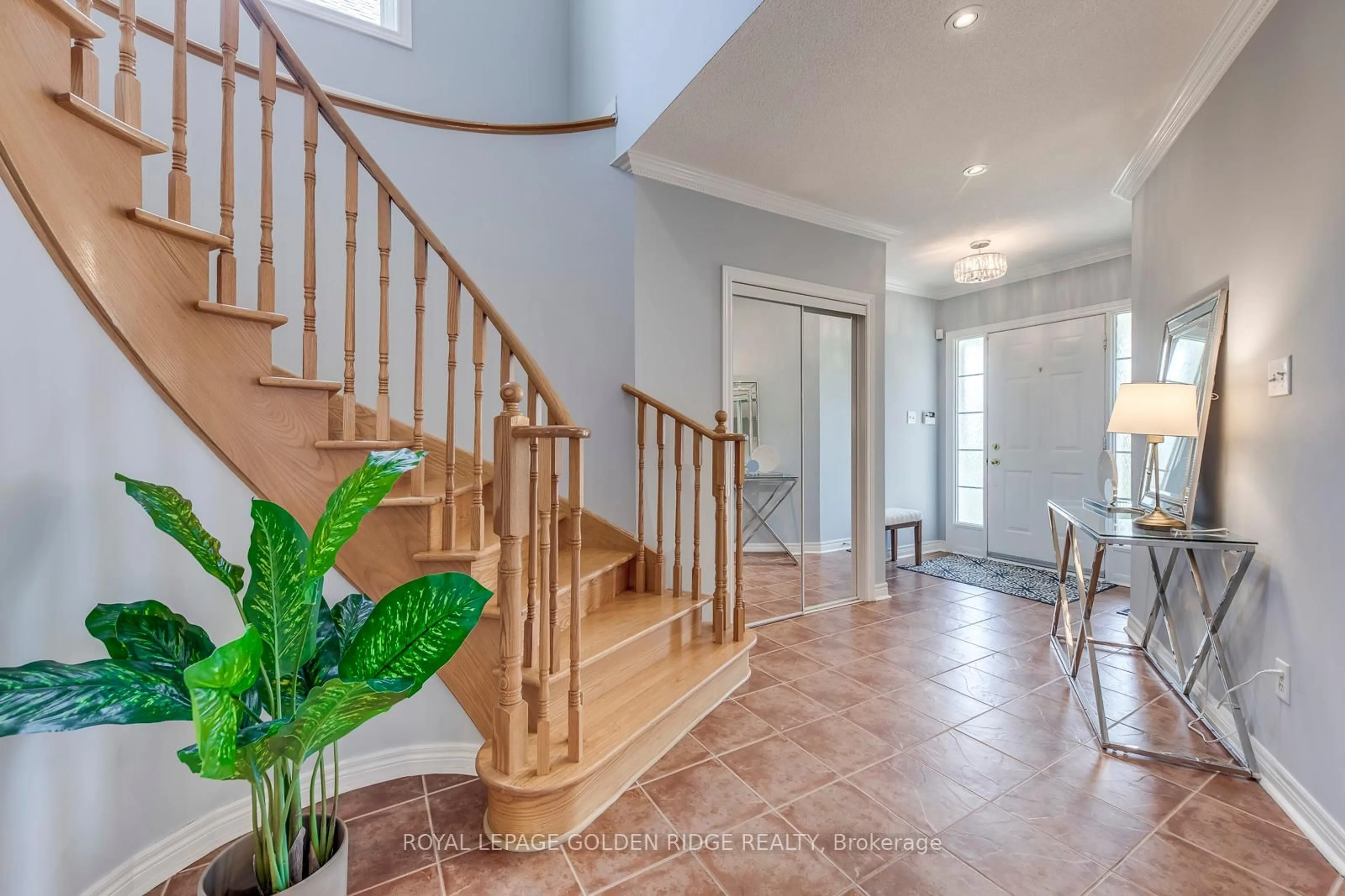 Indoor entryway for 72 Eagle Peak Dr, Richmond Hill Ontario L4S 2W2