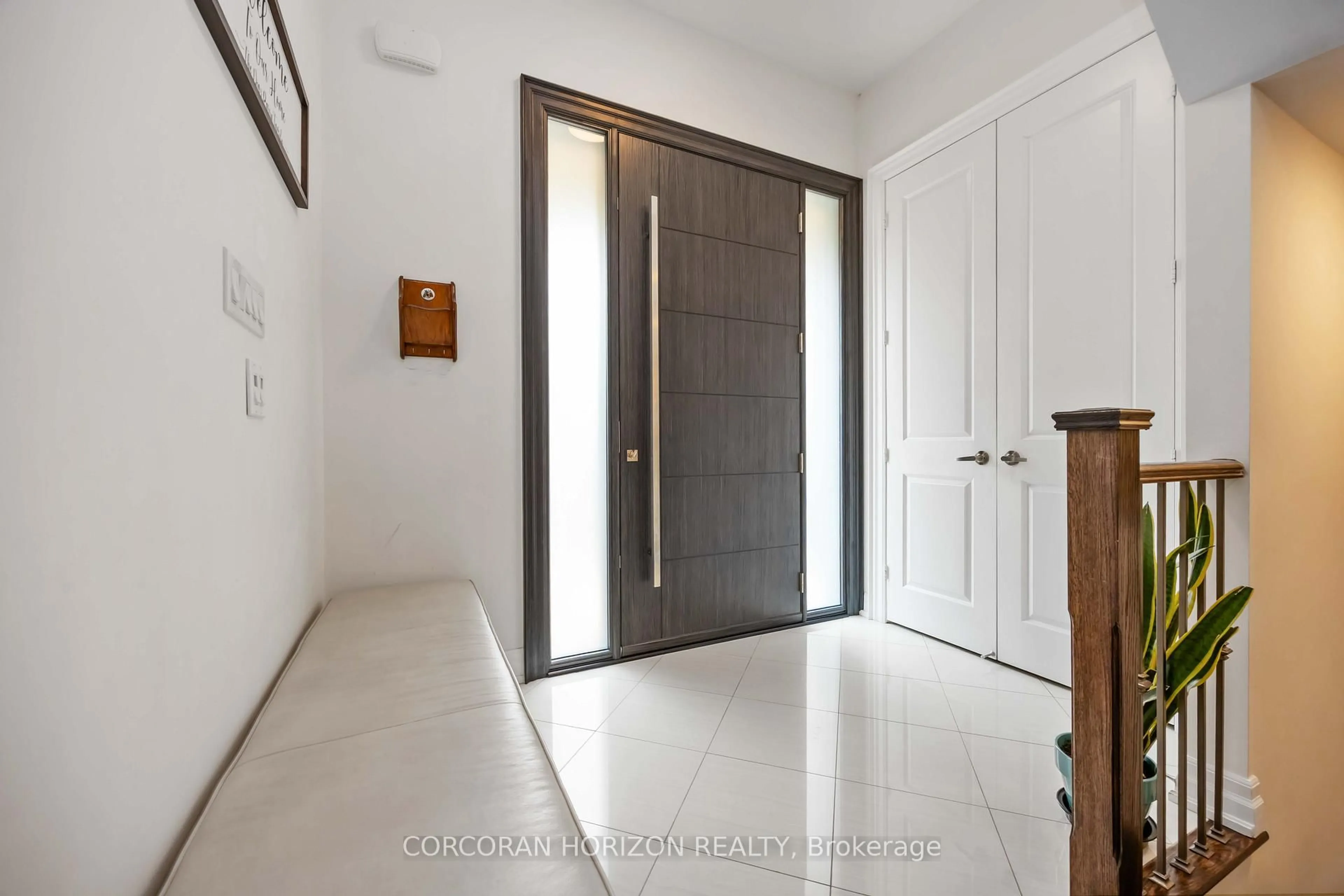 Indoor entryway for 33 Kylemount Crt, Vaughan Ontario L4J 0J4