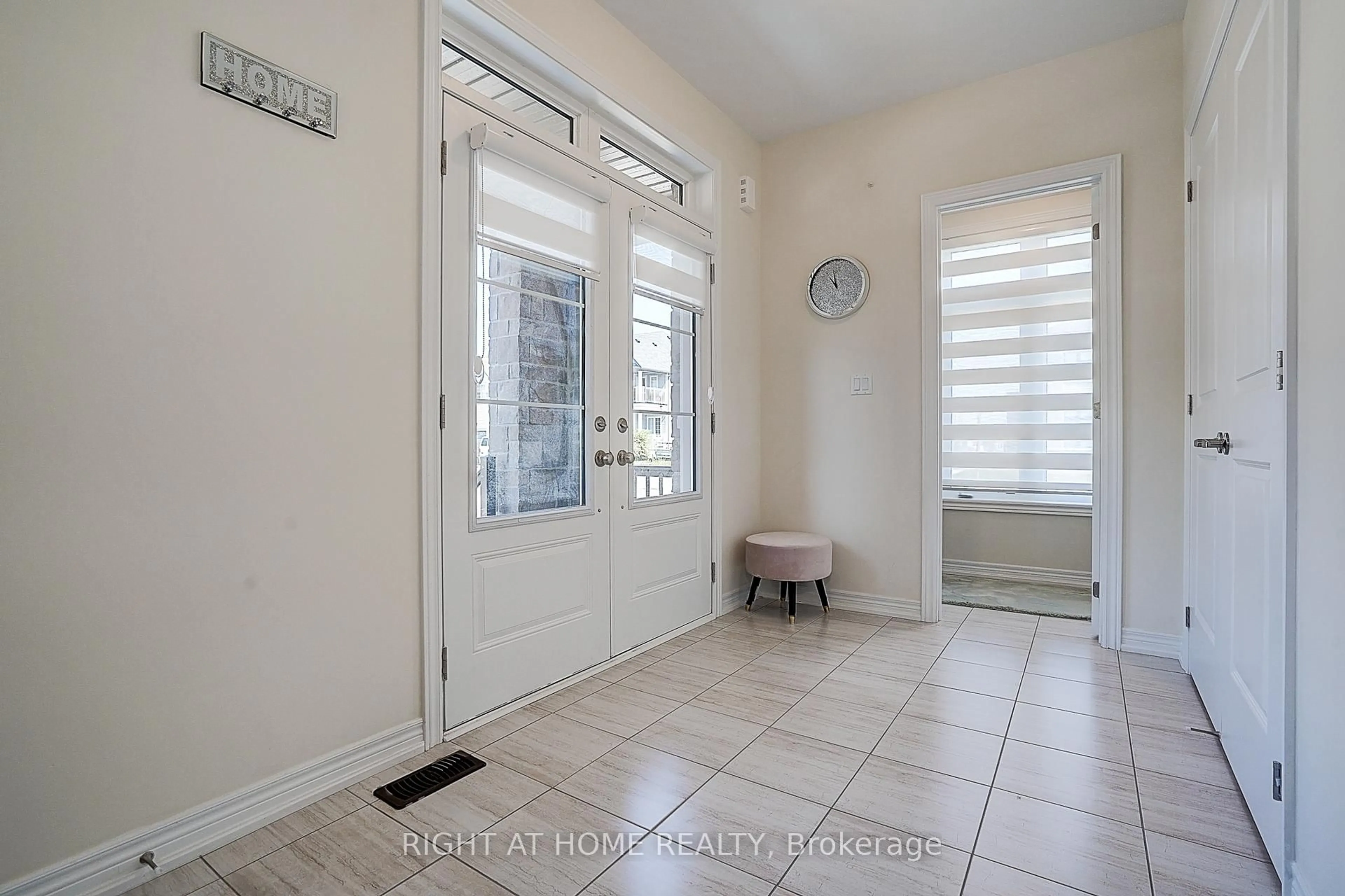 Indoor entryway for 35 Bostock Dr, Georgina Ontario L4P 0B7