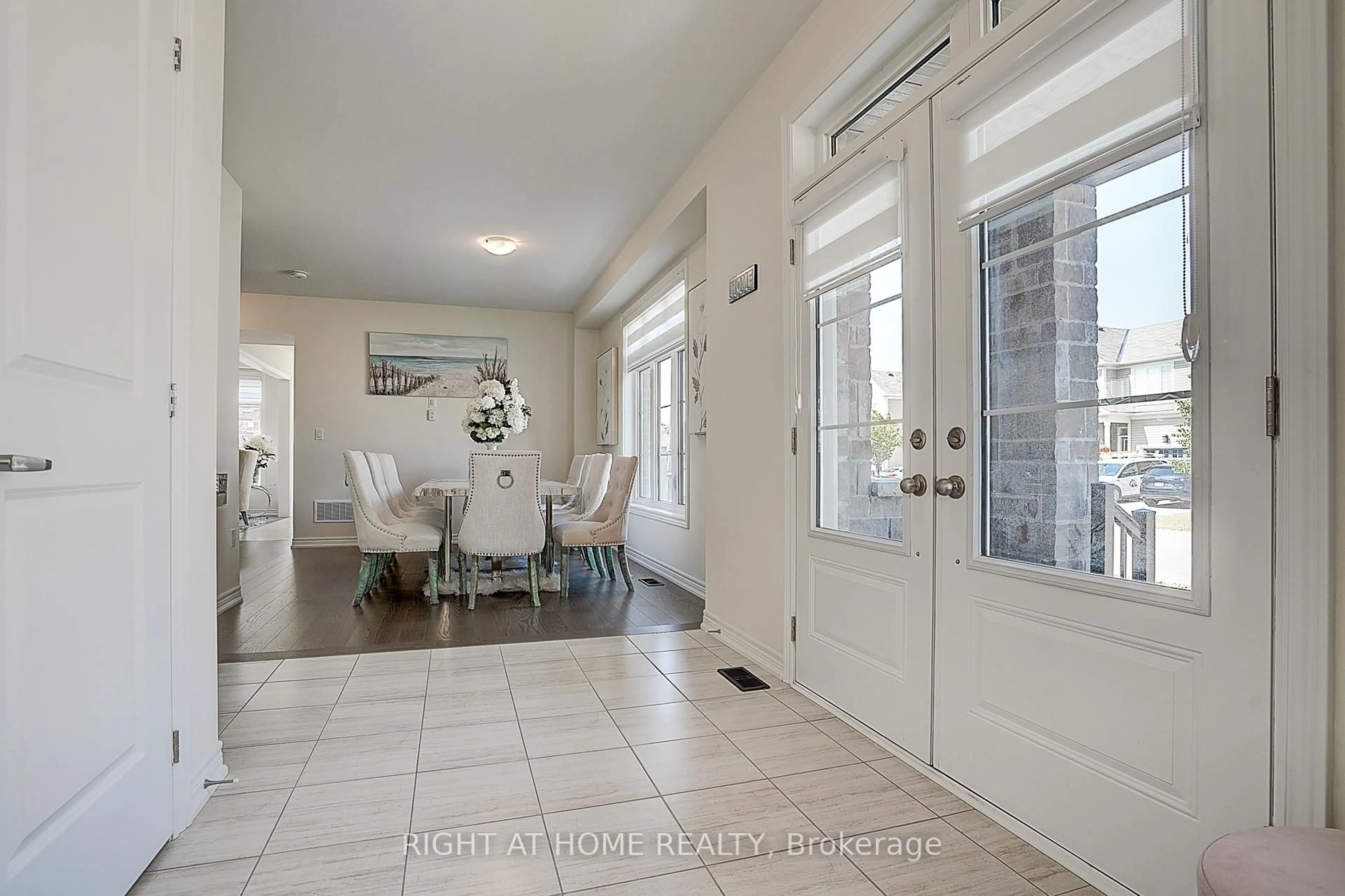 Indoor entryway for 35 Bostock Dr, Georgina Ontario L4P 0B7