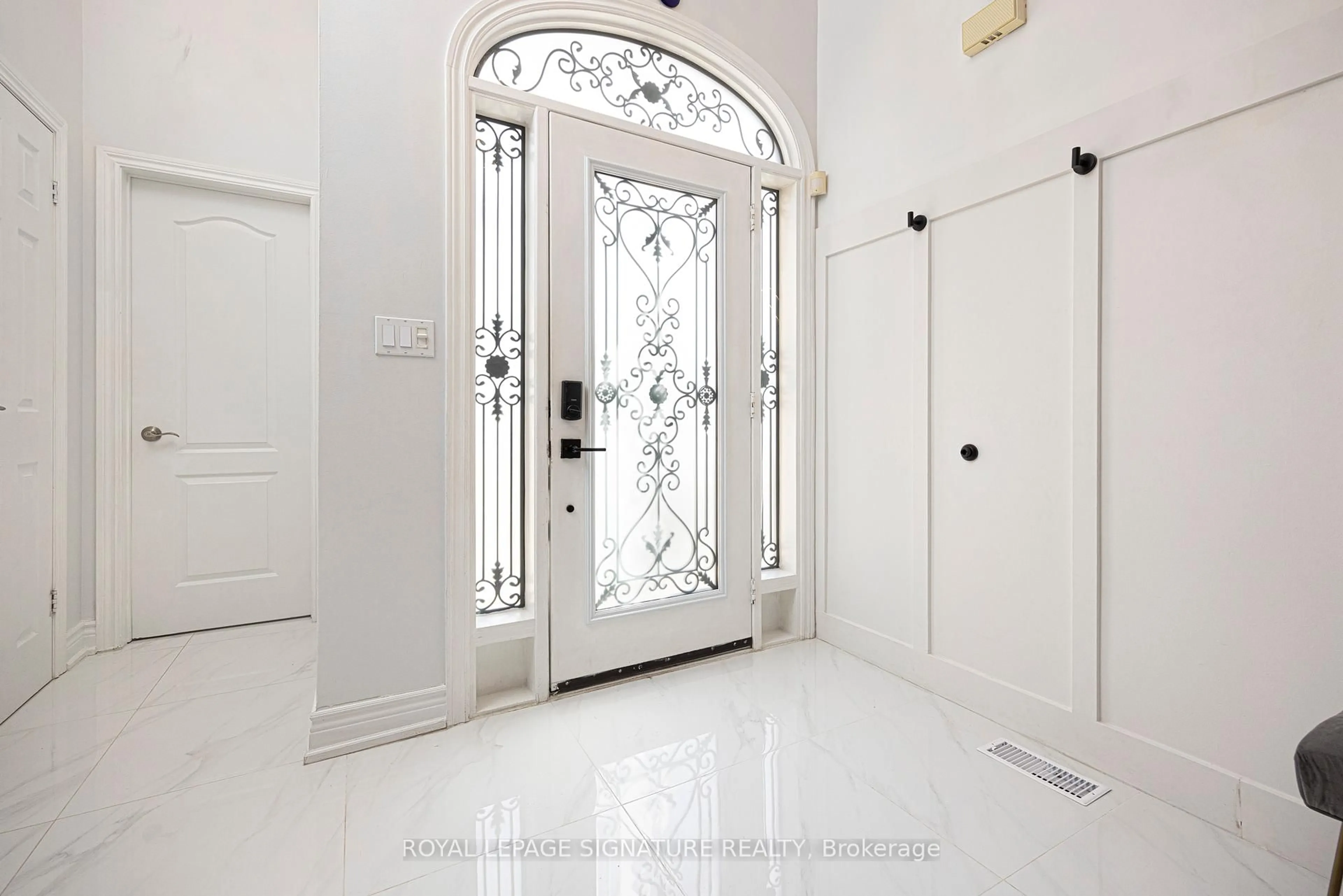 Indoor entryway for 559 Royalpark Way, Vaughan Ontario L4H 1K4