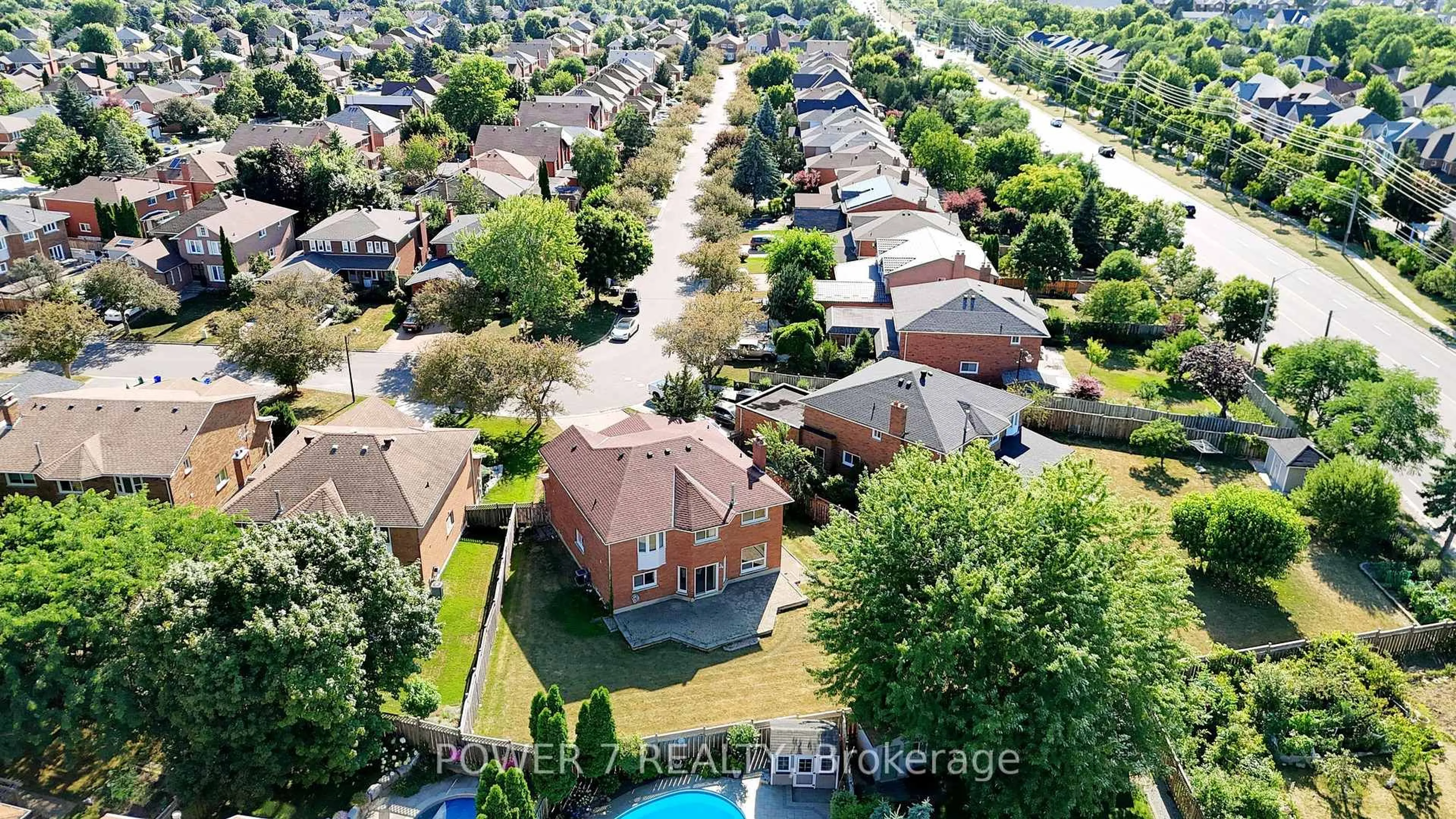 A pic from outside/outdoor area/front of a property/back of a property/a pic from drone, street for 54 Hewlett Cres, Markham Ontario L3P 7J7