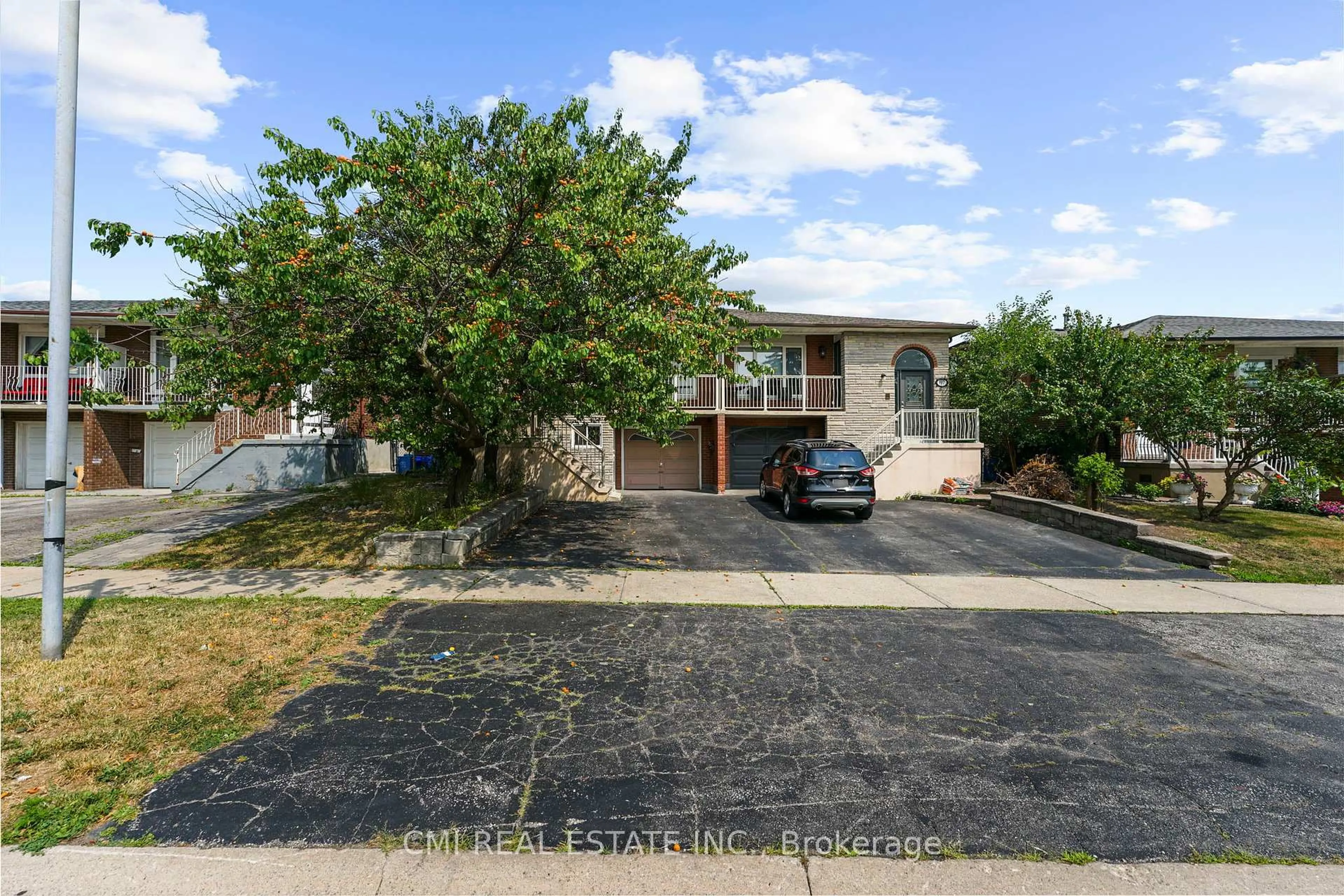 A pic from outside/outdoor area/front of a property/back of a property/a pic from drone, street for 119 Albany Dr, Vaughan Ontario L4L 2X6