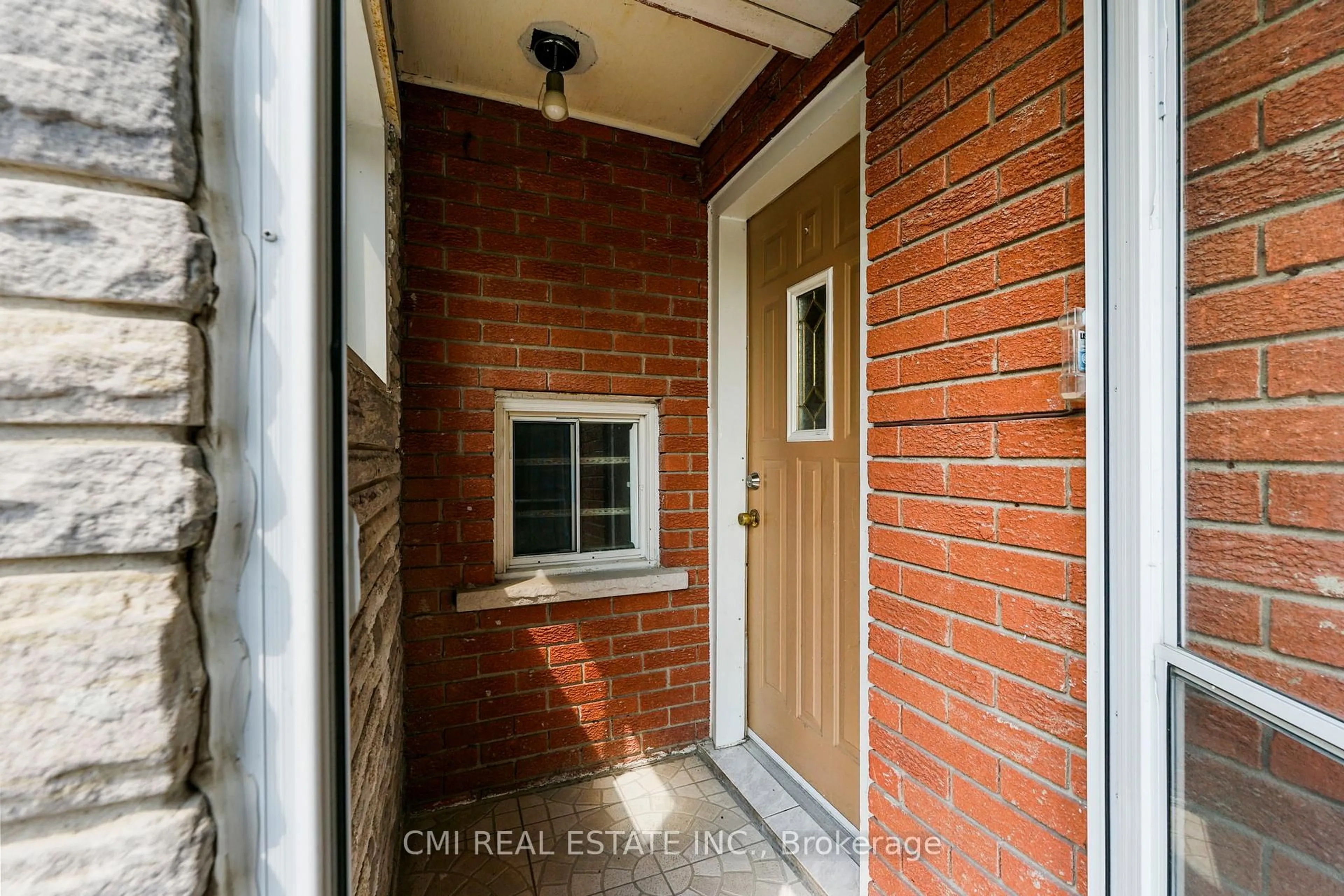 Indoor entryway for 119 Albany Dr, Vaughan Ontario L4L 2X6