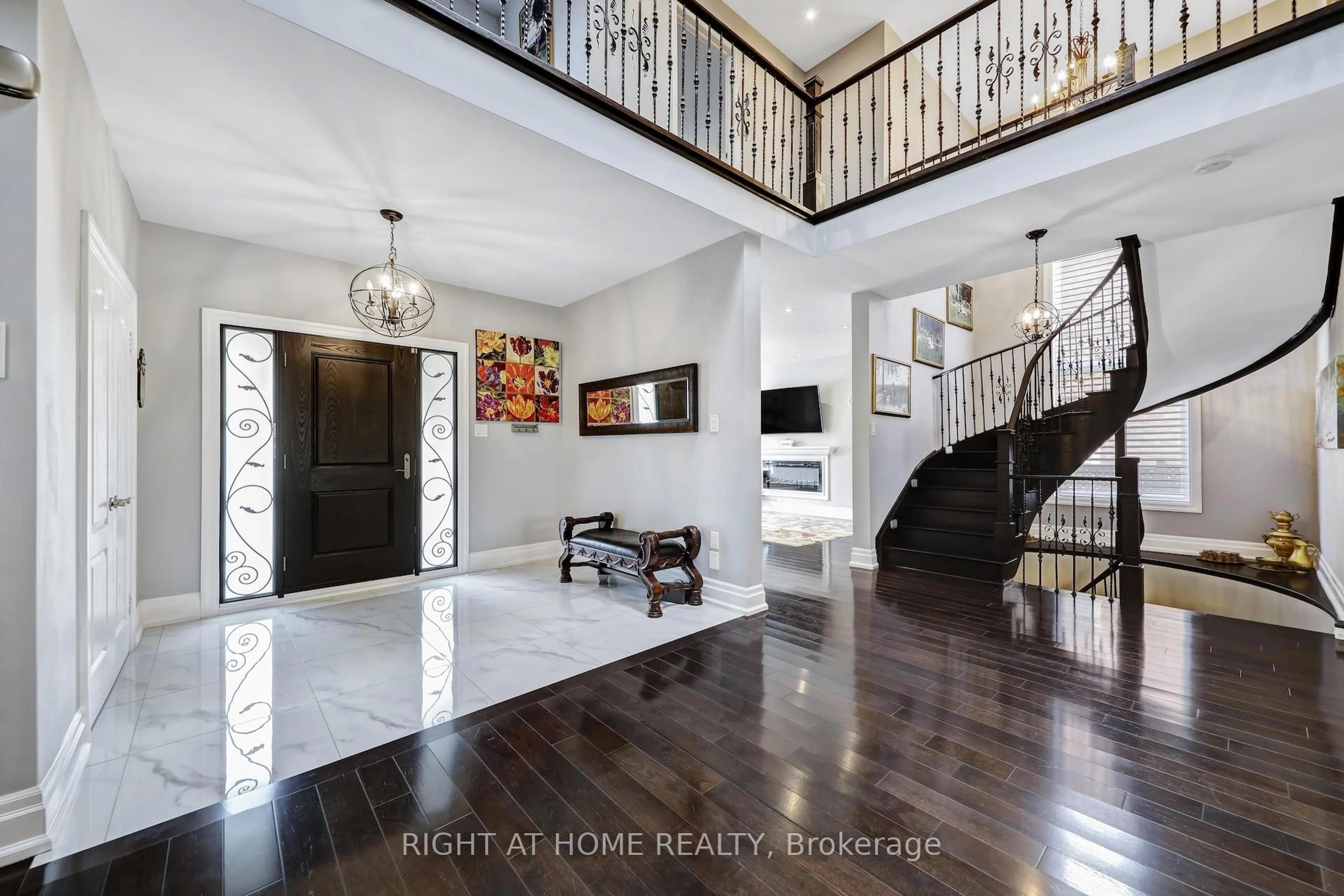 Indoor entryway for 8 Springbrook Dr, Richmond Hill Ontario L4B 3R9
