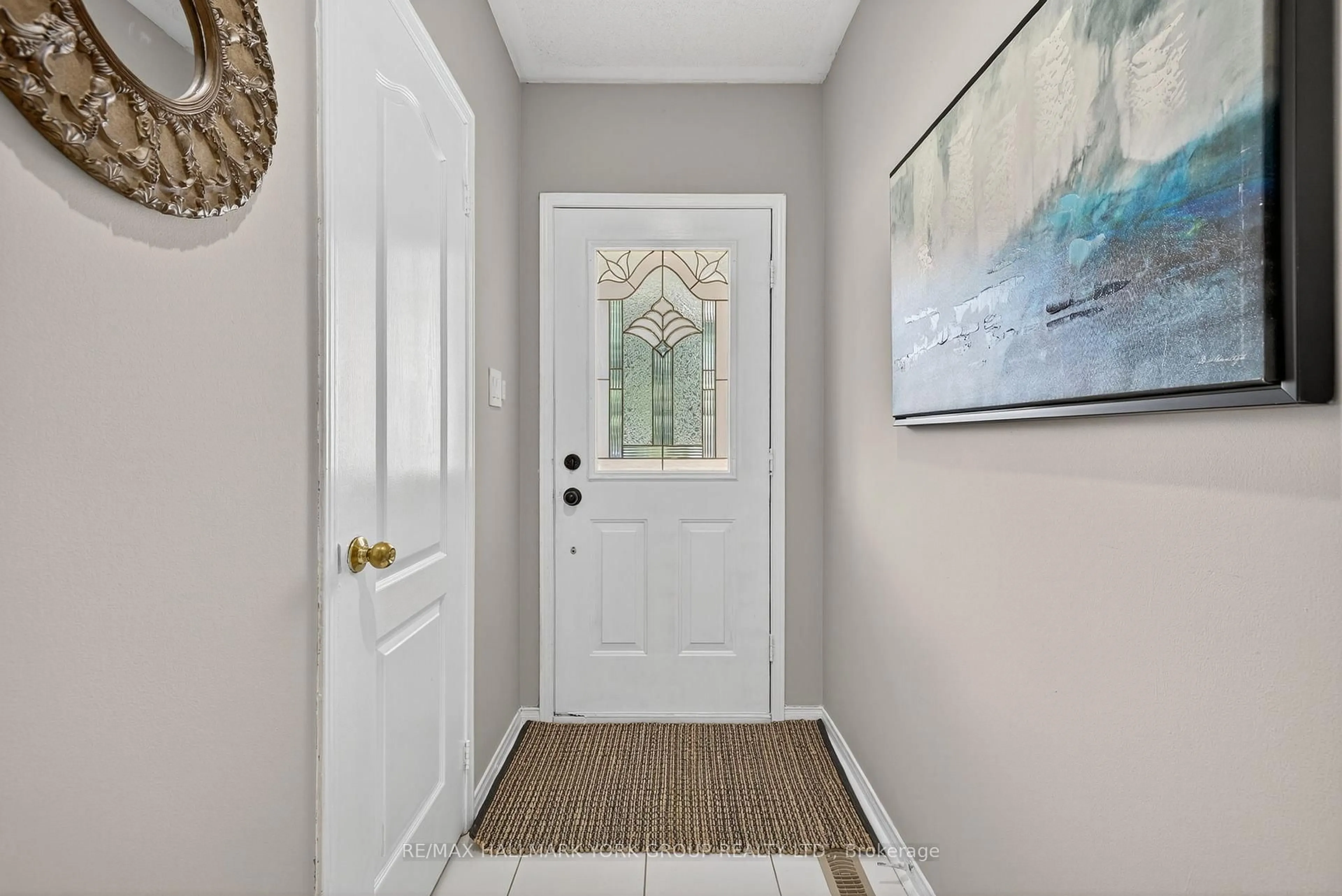 Indoor entryway for 384 Rushbrook Dr, Newmarket Ontario L3X 2B8