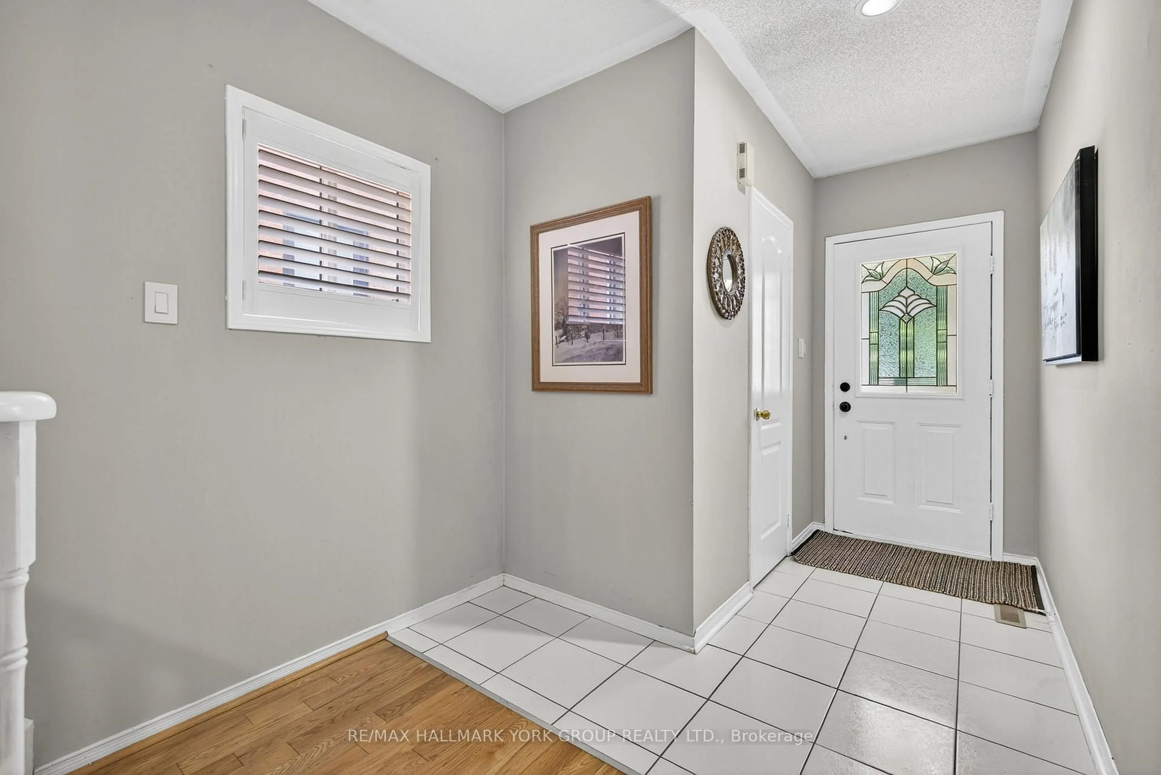 Indoor entryway for 384 Rushbrook Dr, Newmarket Ontario L3X 2B8