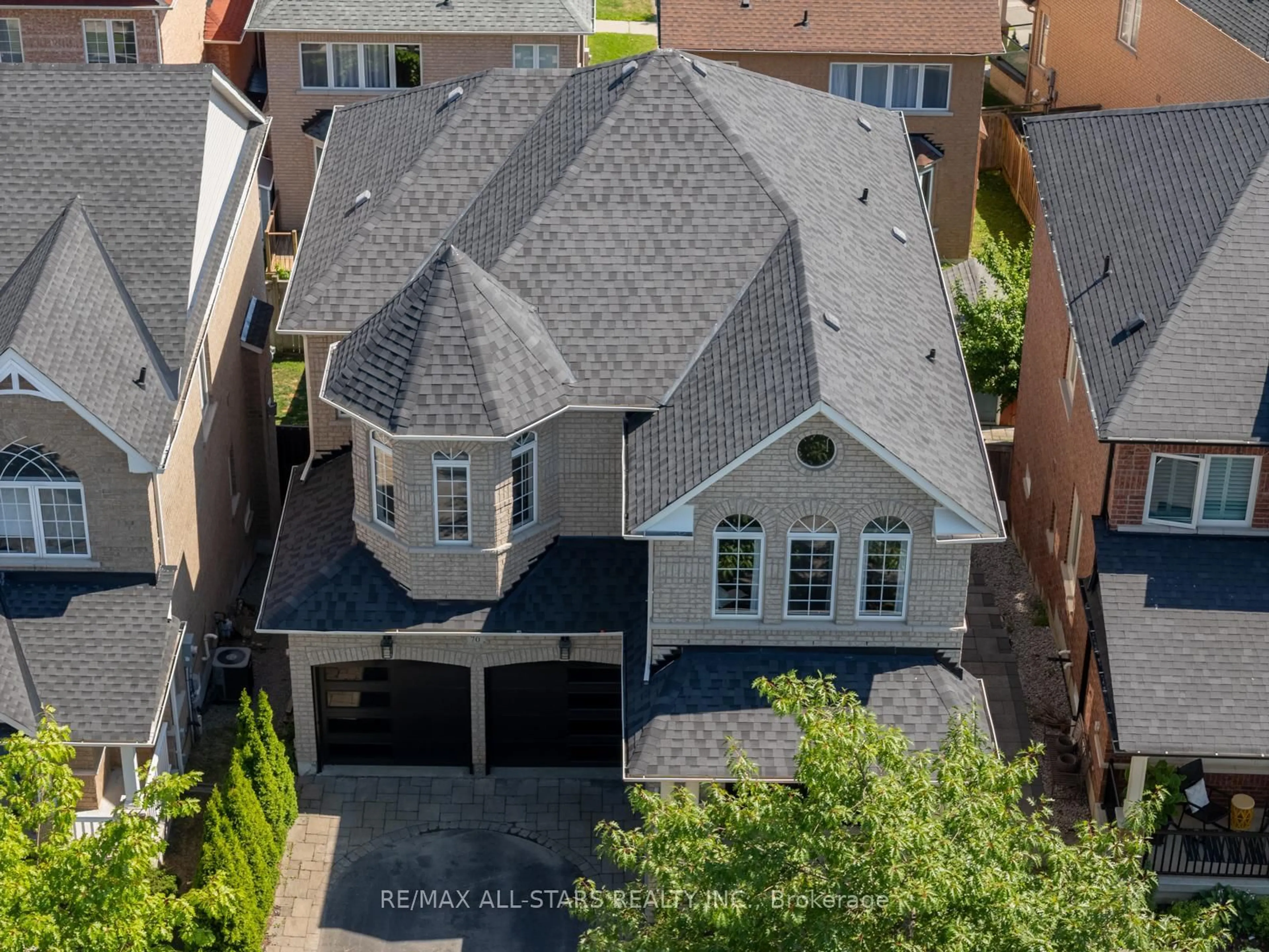 A pic from outside/outdoor area/front of a property/back of a property/a pic from drone, street for 70 Isabella Garden Lane, Whitchurch-Stouffville Ontario L4A 0L5