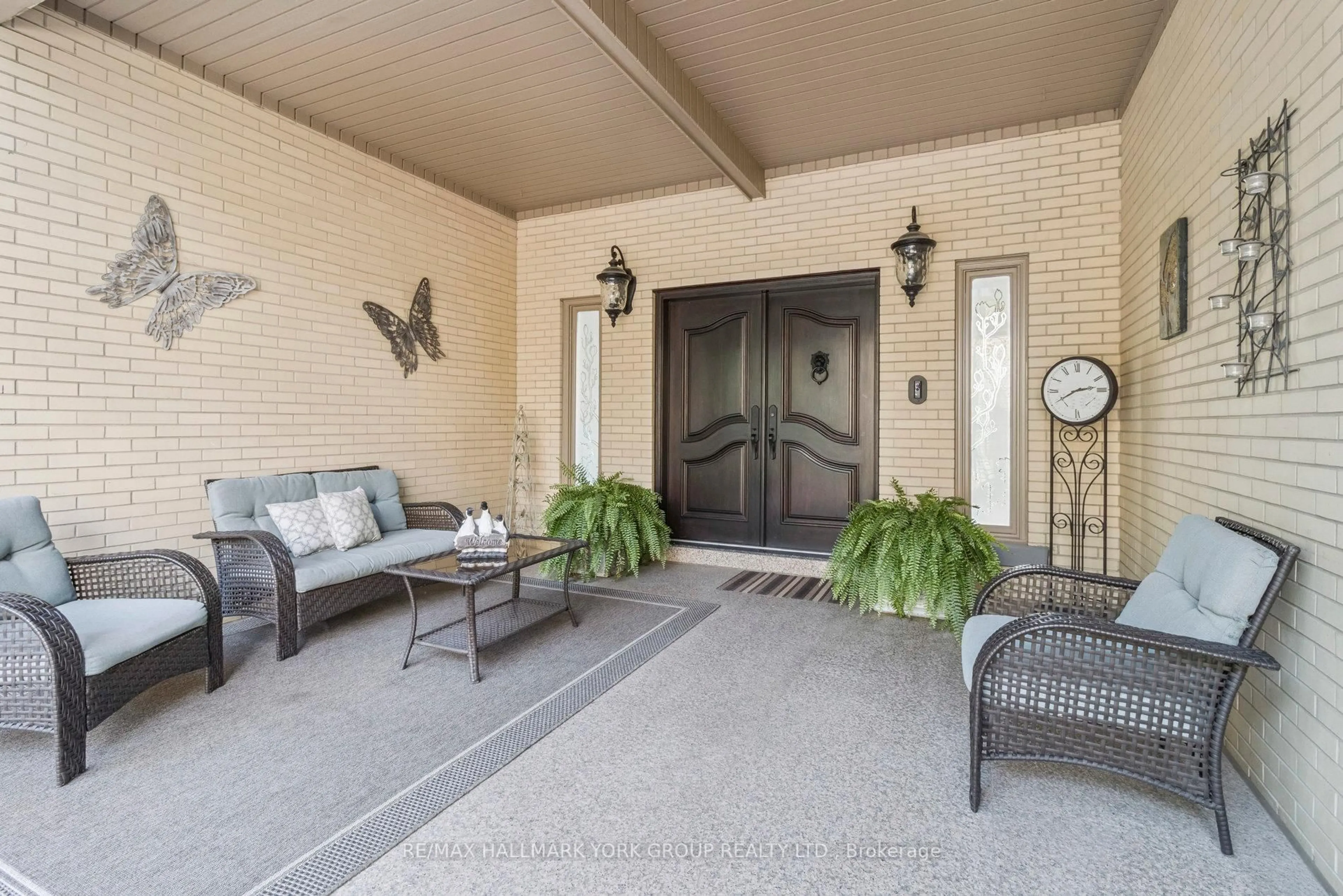 Indoor entryway for 27 Scott Cres, King Ontario L7B 1E4