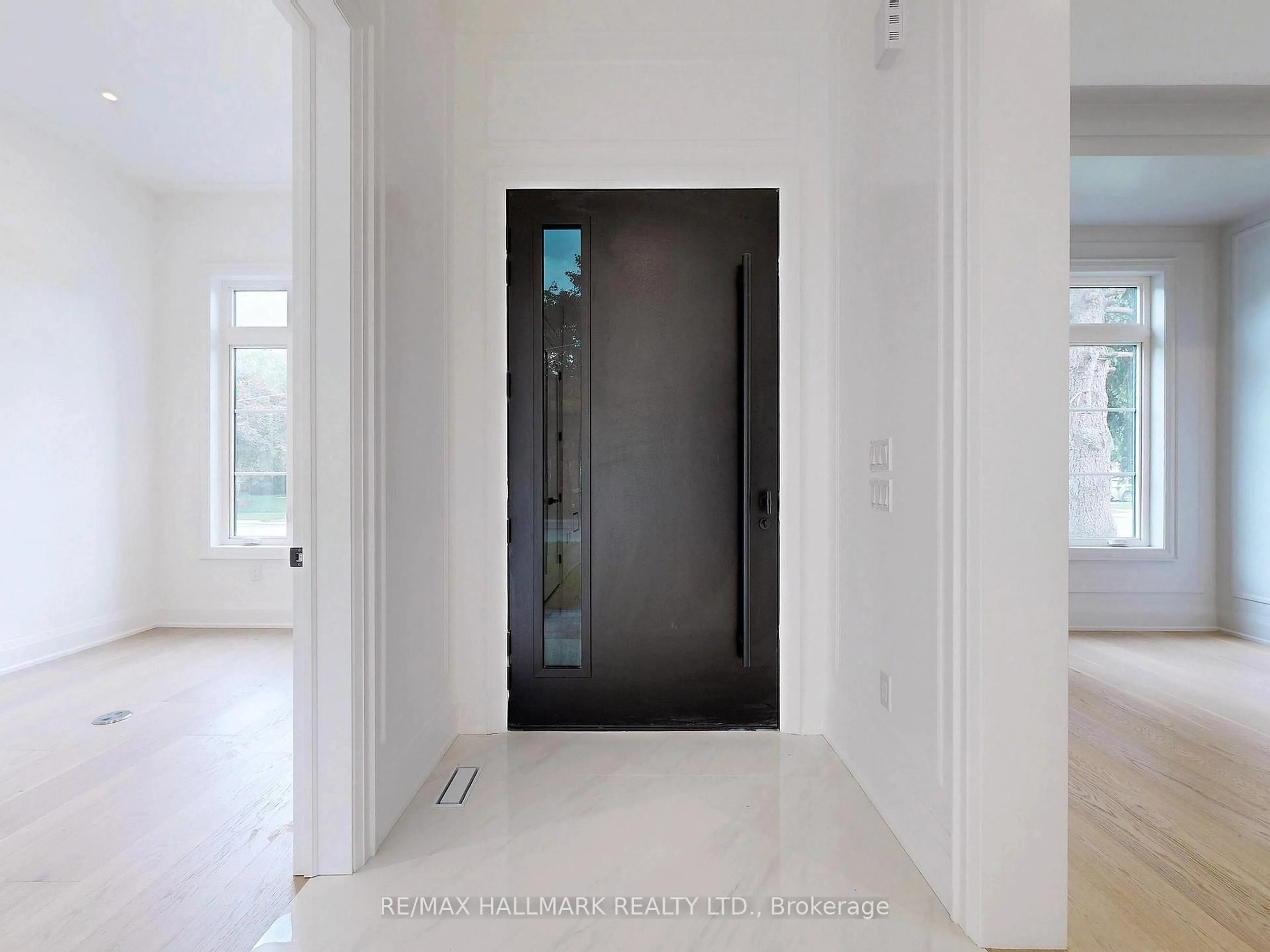 Indoor entryway for 32 Cossar Dr, Aurora Ontario L4G 3N8