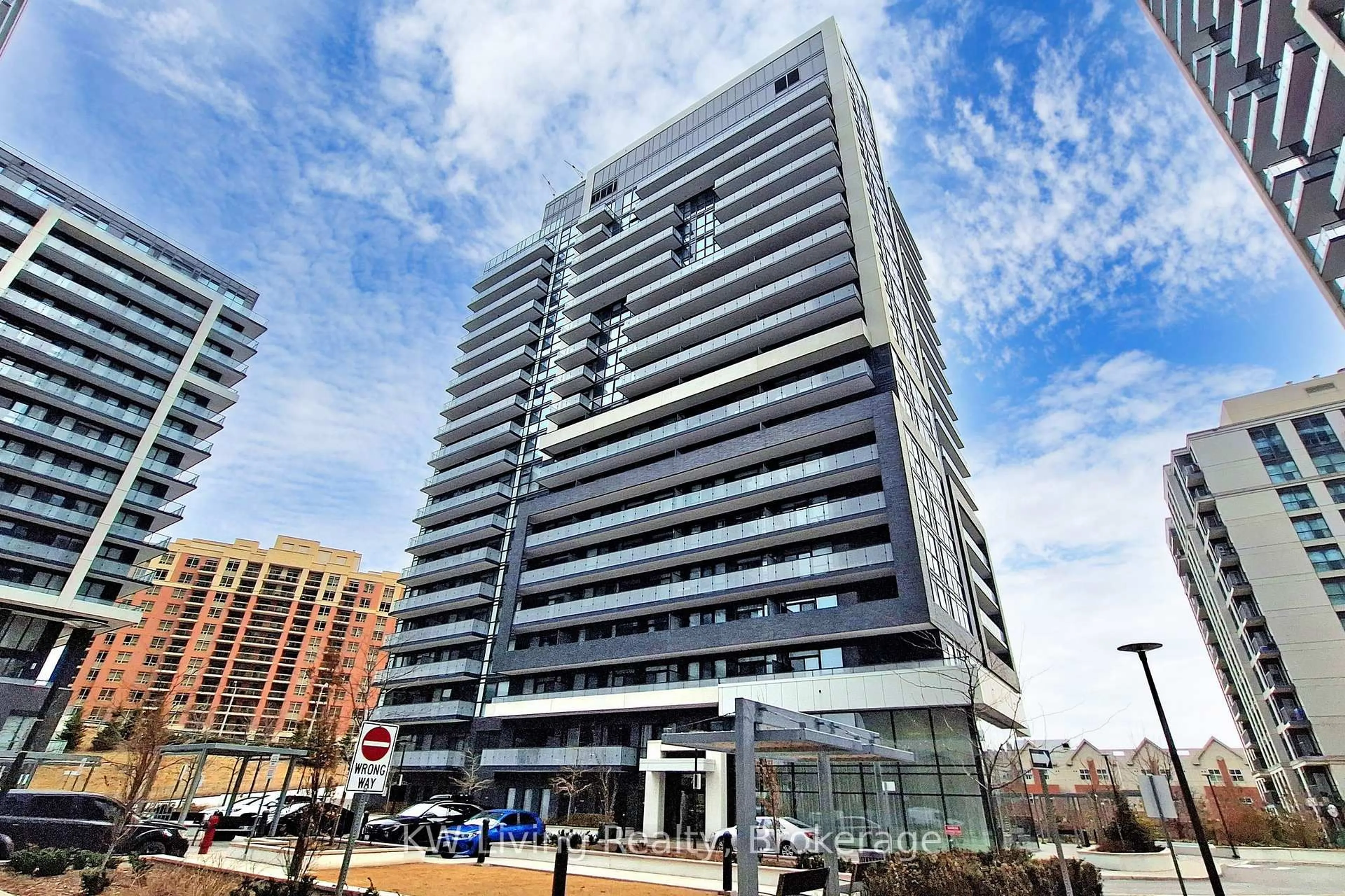 Indoor foyer for 75 Oneida Cres #1703, Richmond Hill Ontario L4B 0H3