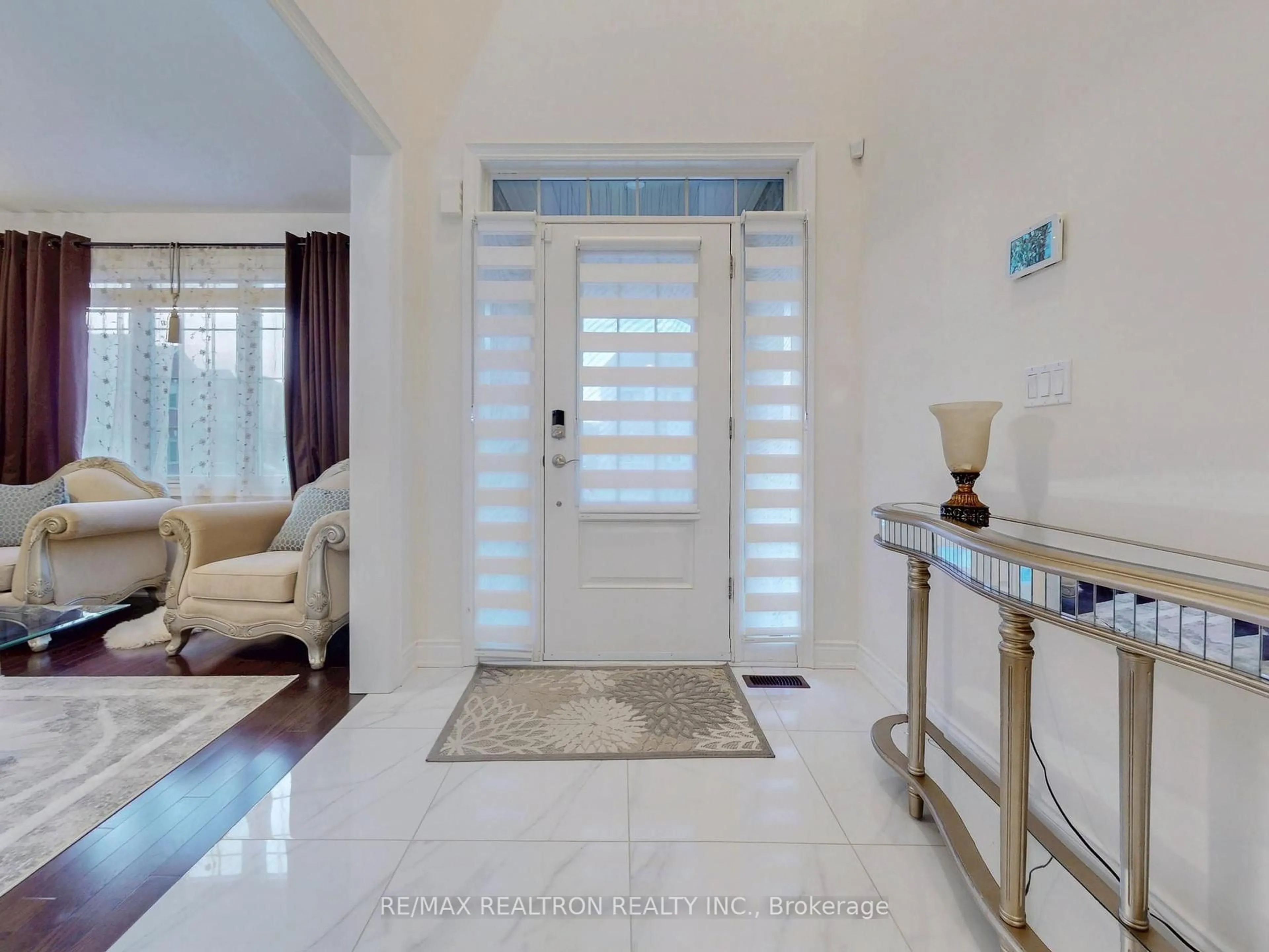 Indoor entryway for 245 Danny Wheeler Blvd, Georgina Ontario L4P 0J8