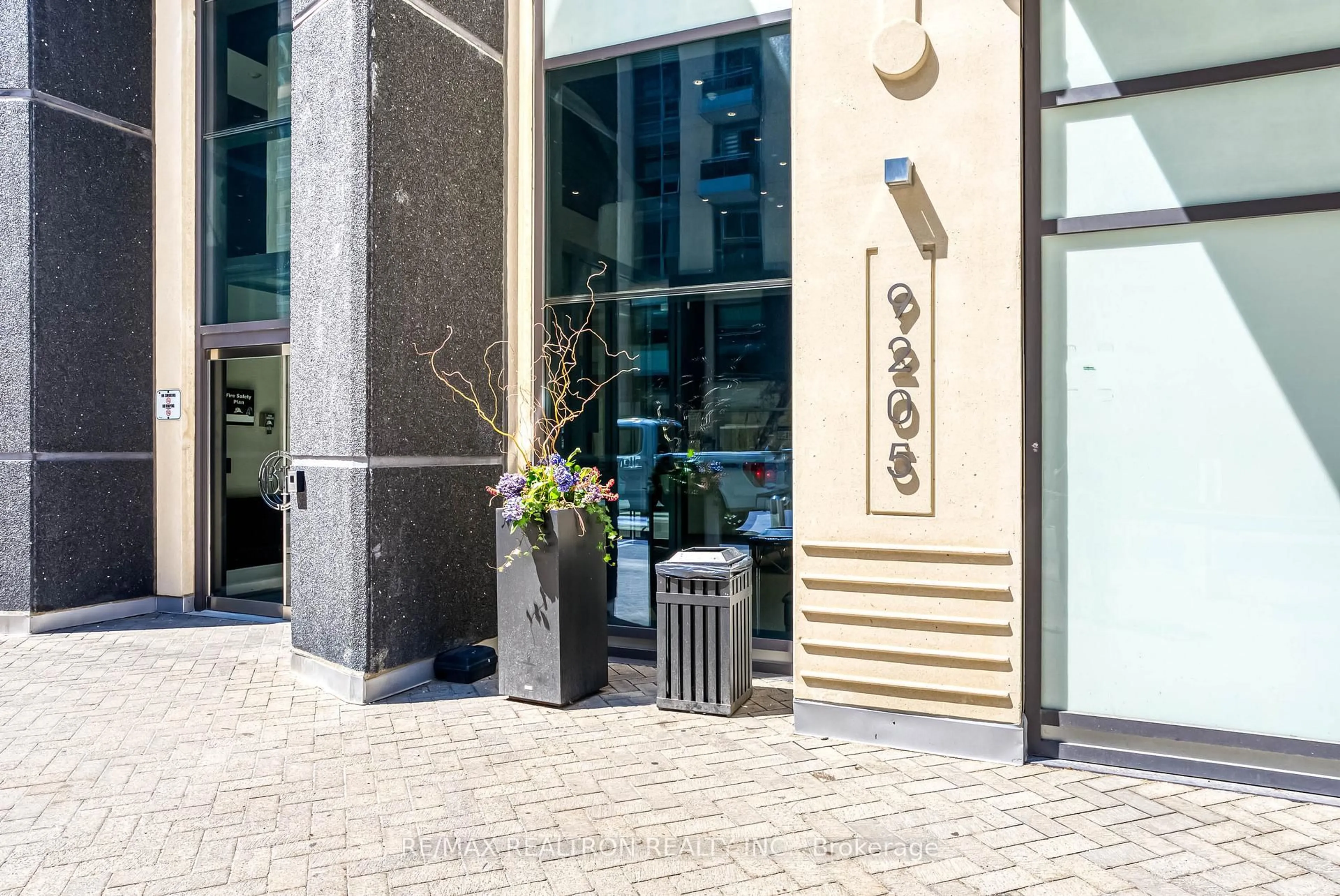 Indoor foyer for 9205 Yonge St #1502 NE, Richmond Hill Ontario L4C 1V5
