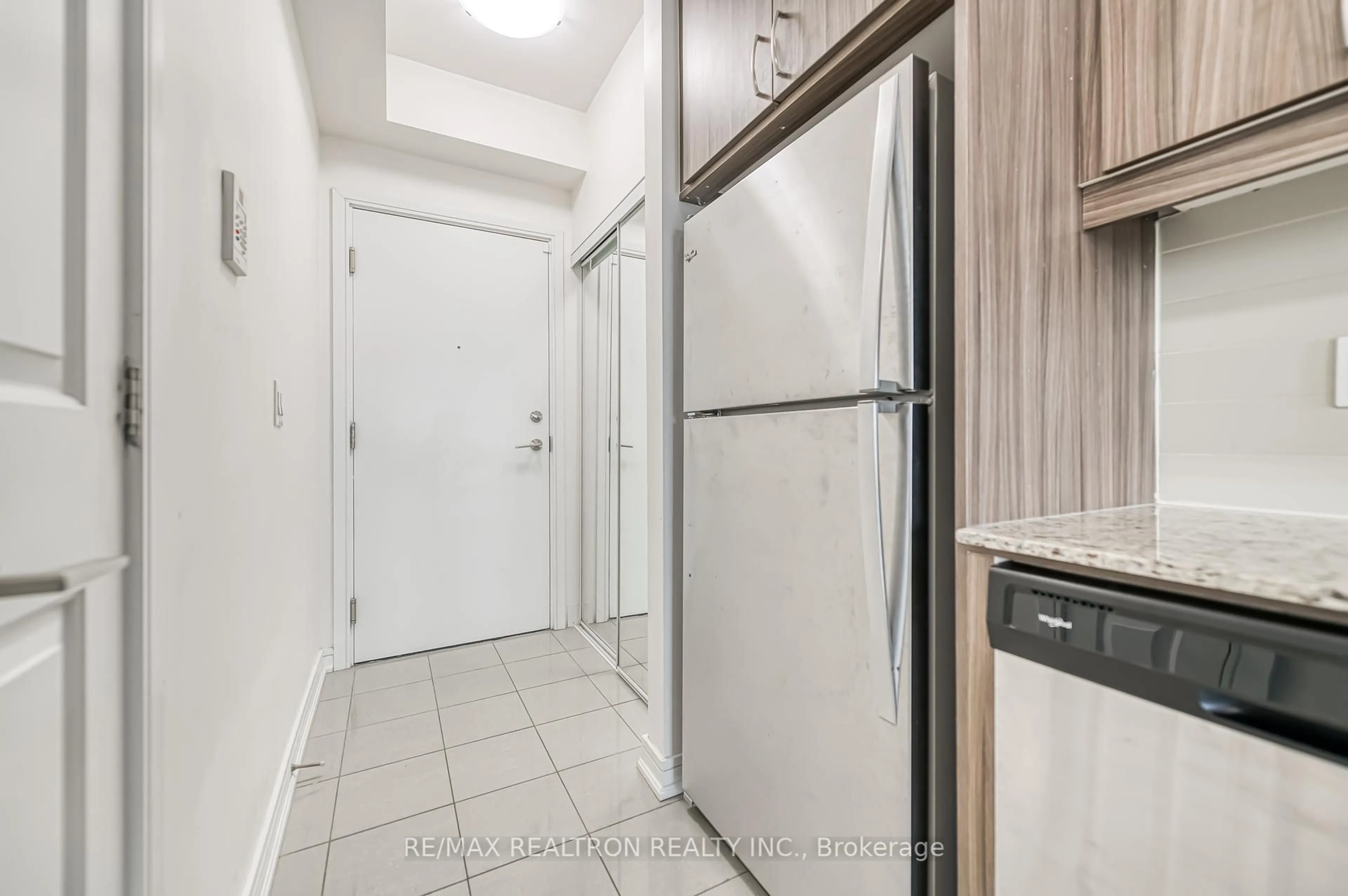 Indoor entryway for 9205 Yonge St #1502 NE, Richmond Hill Ontario L4C 1V5