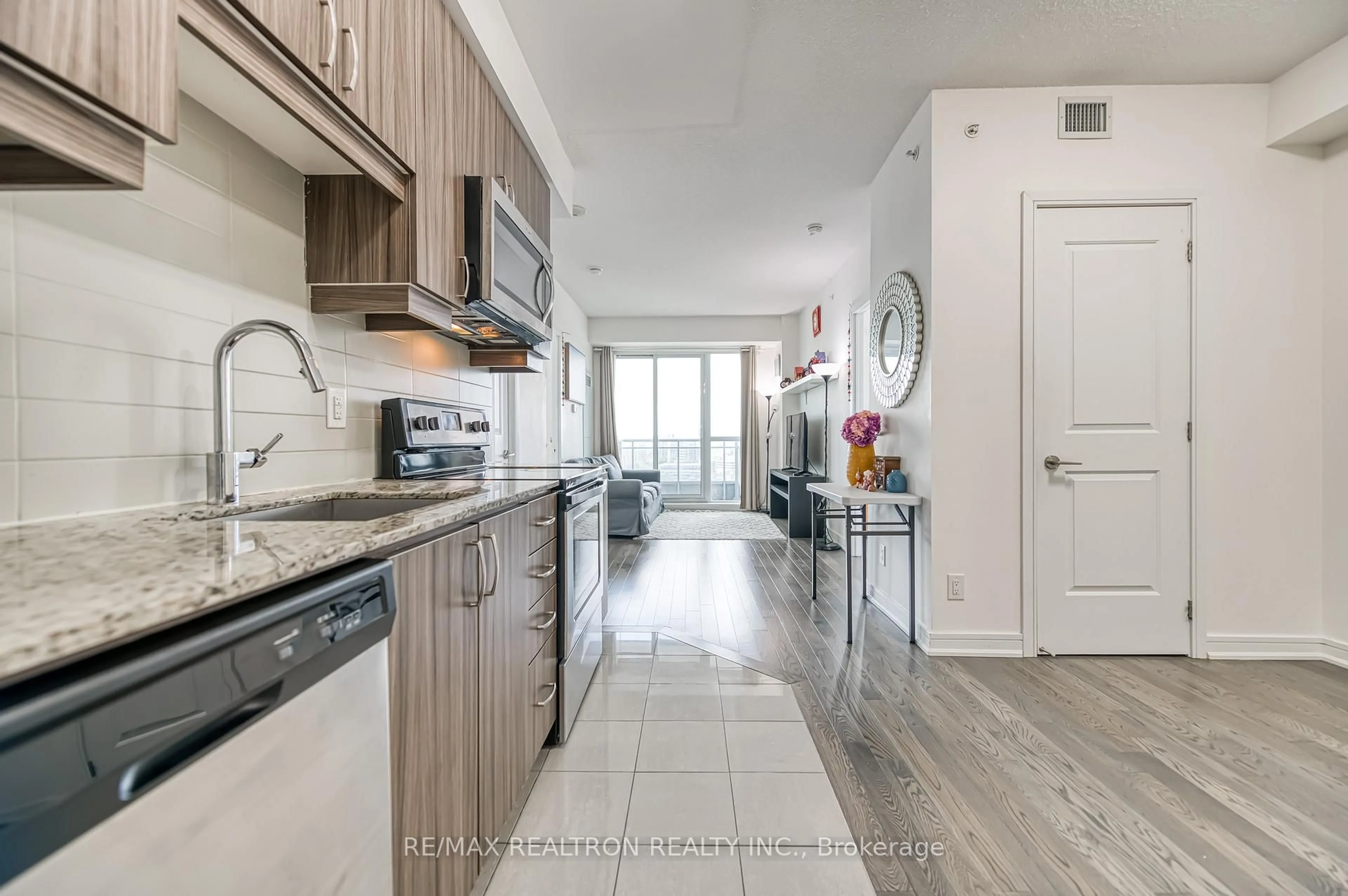 Open concept kitchen, ceramic/tile floor for 9205 Yonge St #1502 NE, Richmond Hill Ontario L4C 1V5