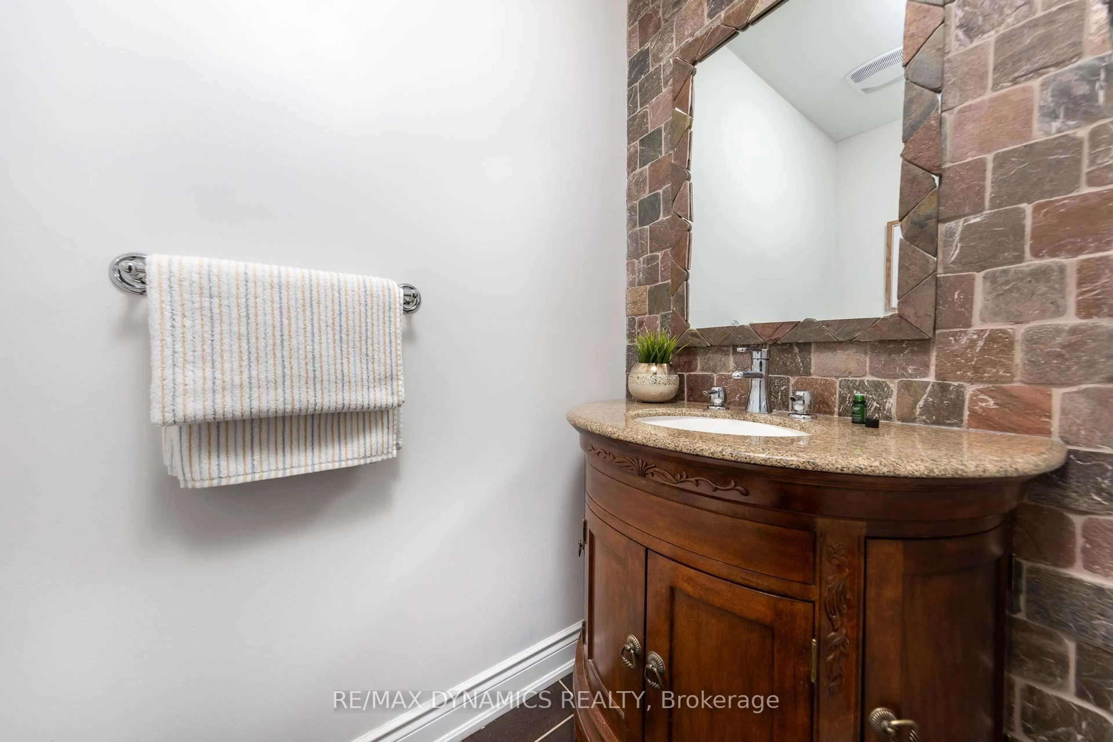 Standard bathroom, ceramic/tile floor for 19 Mazarine Lane, Richmond Hill Ontario L4S 0G2