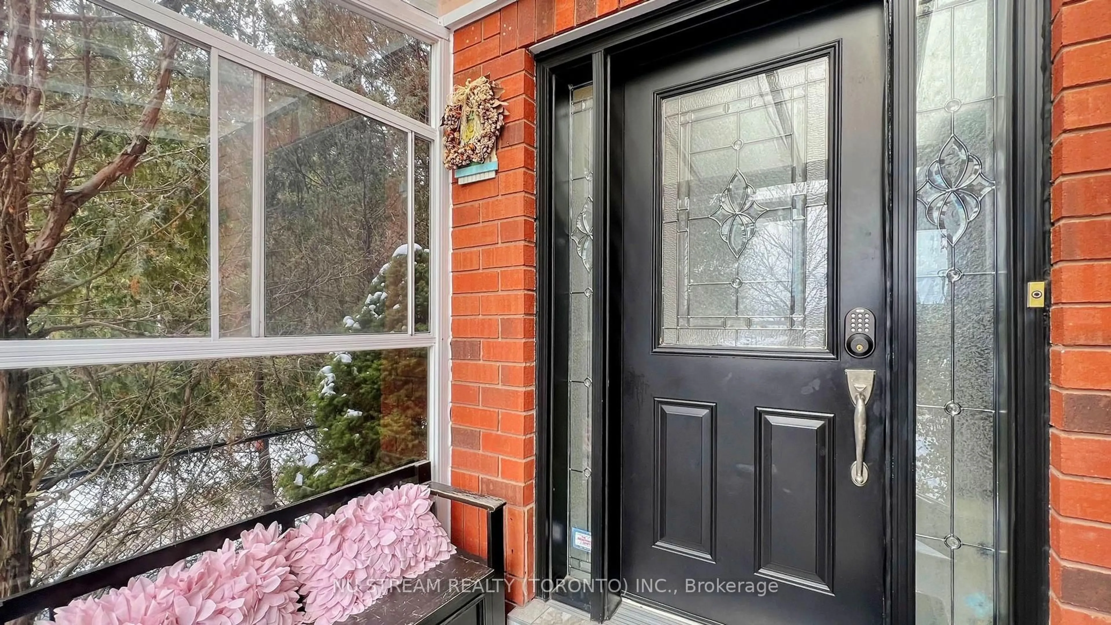 Indoor entryway for 71 Alpine Cres, Richmond Hill Ontario L4S 1W1